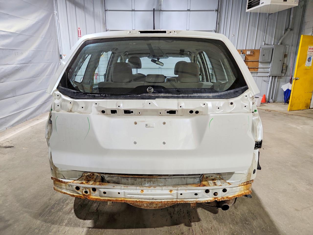 2014 Subaru Forester 2.5i White vin: JF2SJAAC7EG426692