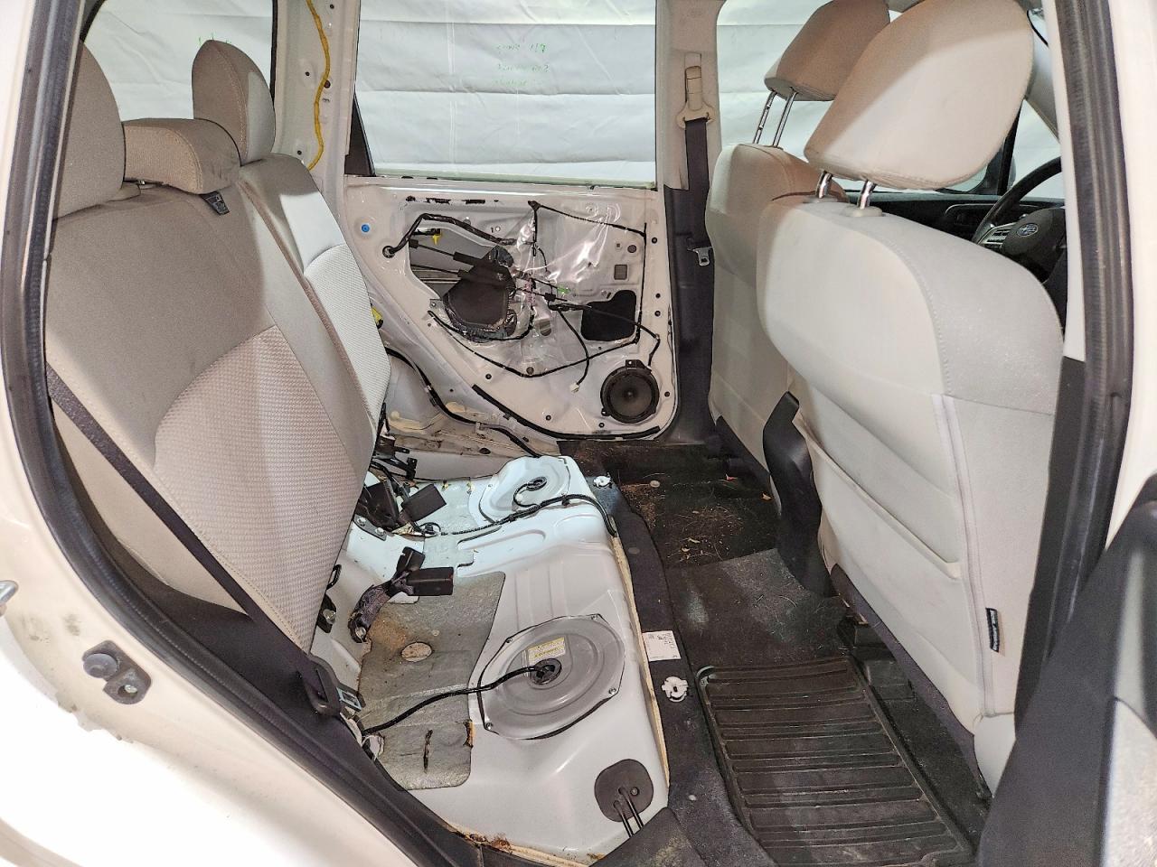 2014 Subaru Forester 2.5i White vin: JF2SJAAC7EG426692