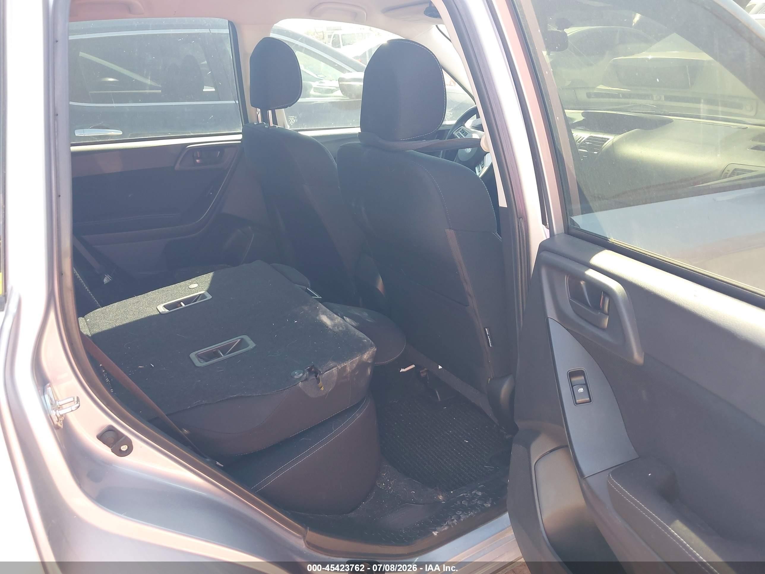 2014 Subaru Forester 2.5i Silver vin: JF2SJAAC7EH422099