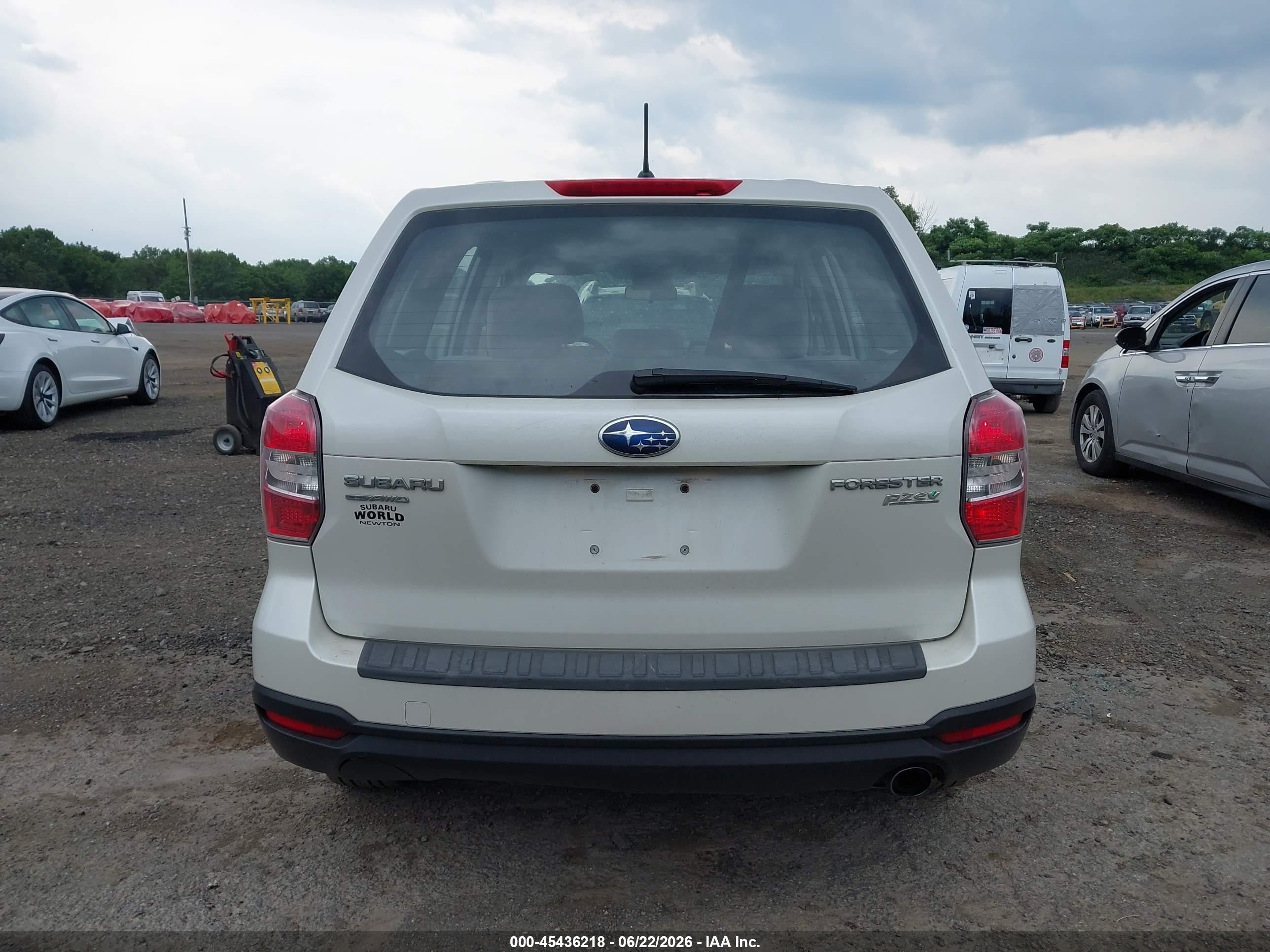 2014 Subaru Forester 2.5i White vin: JF2SJAAC7EH508089