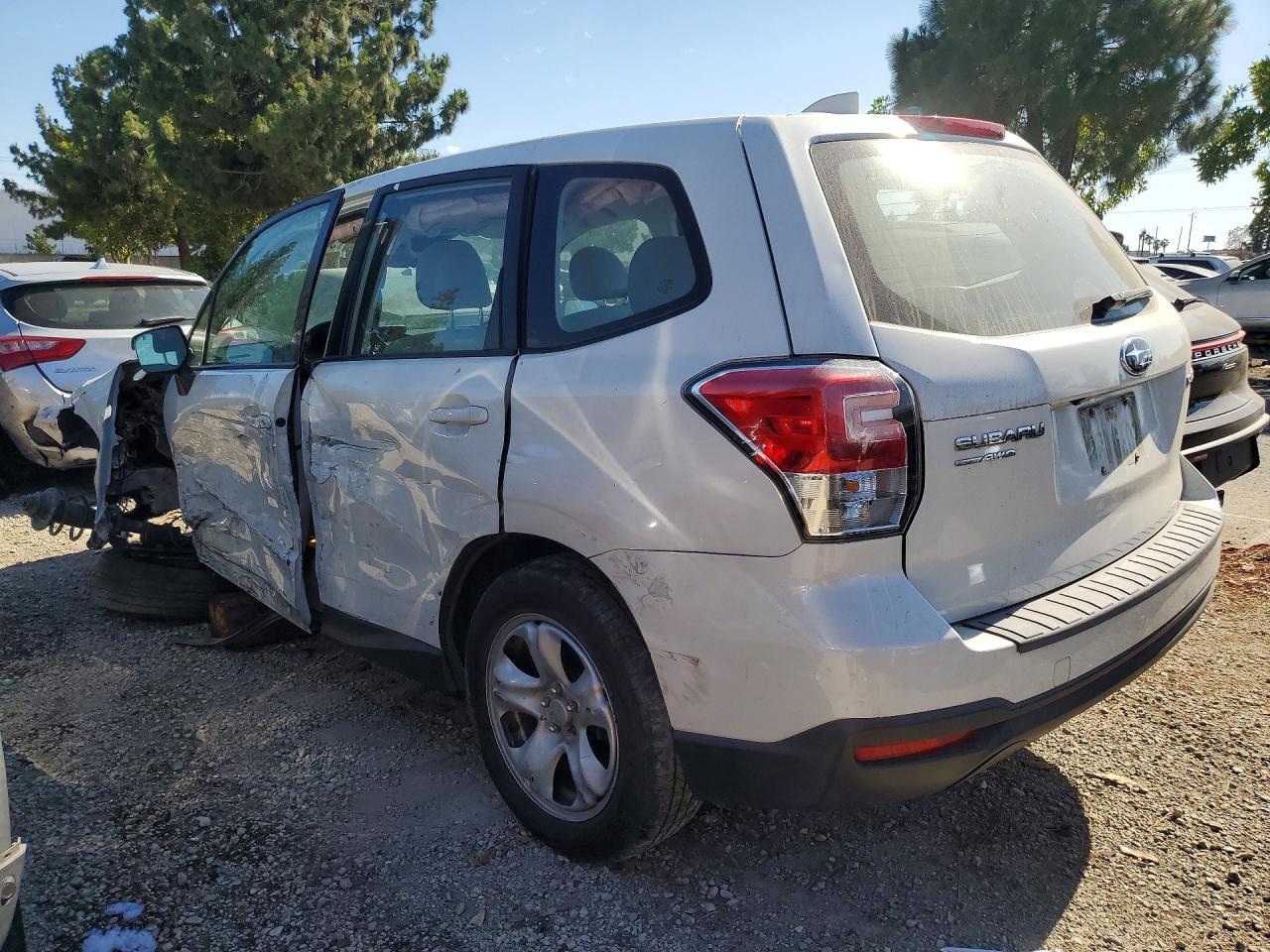2018 Subaru Forester 2.5i White vin: JF2SJAAC9JH617017