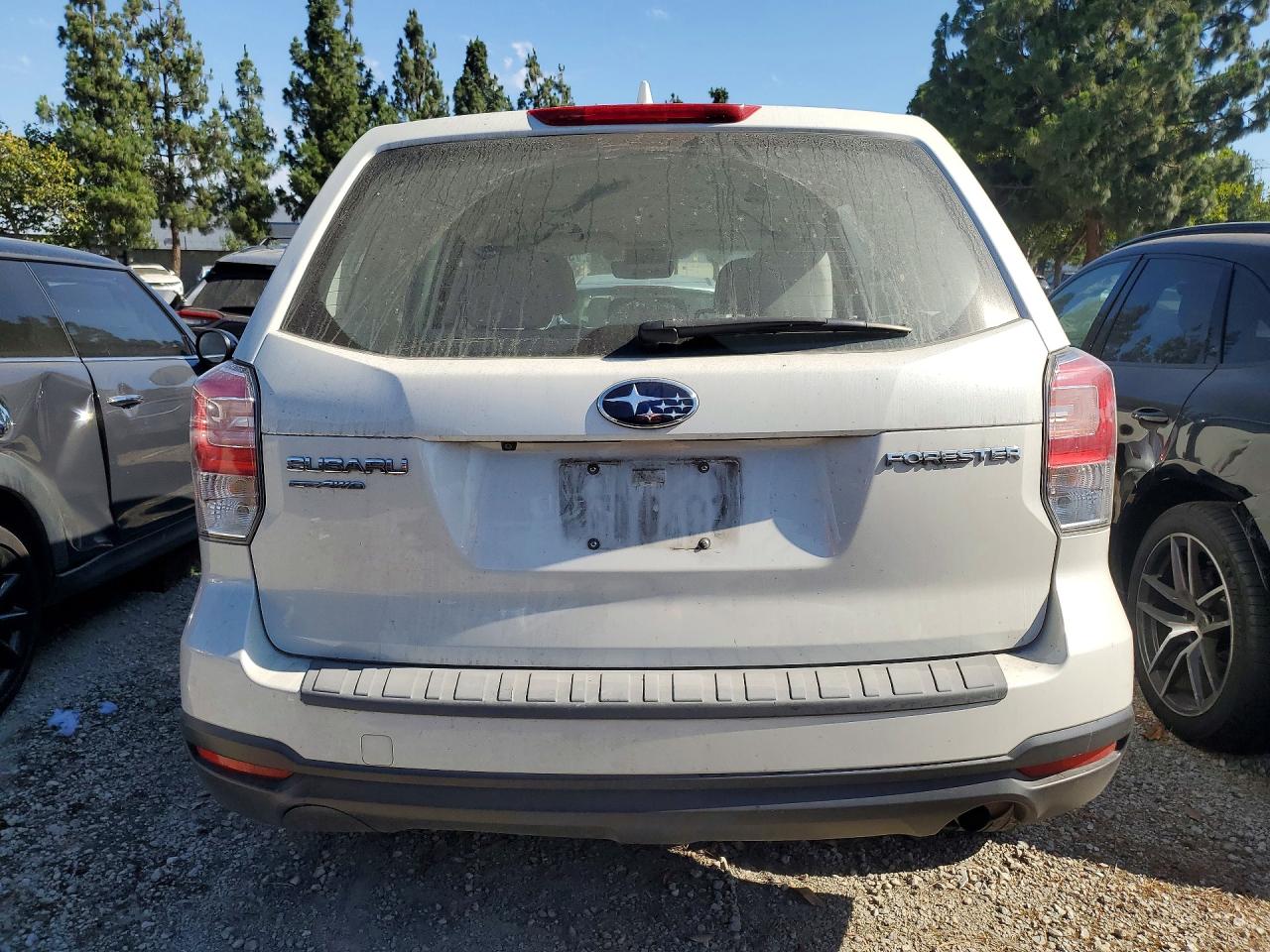 2018 Subaru Forester 2.5i White vin: JF2SJAAC9JH617017