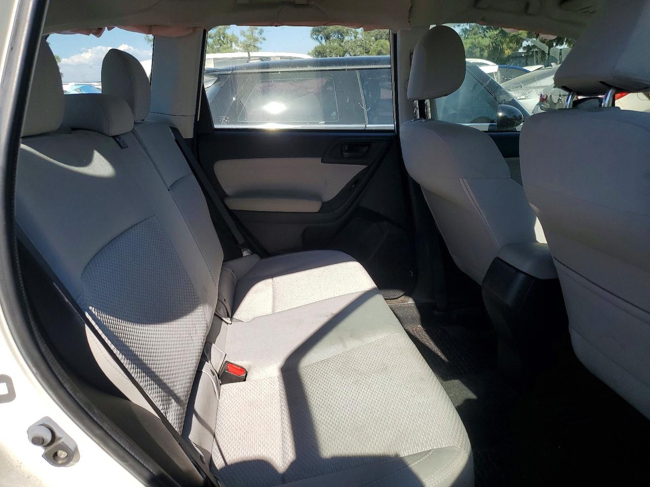 2018 Subaru Forester 2.5i White vin: JF2SJAAC9JH617017