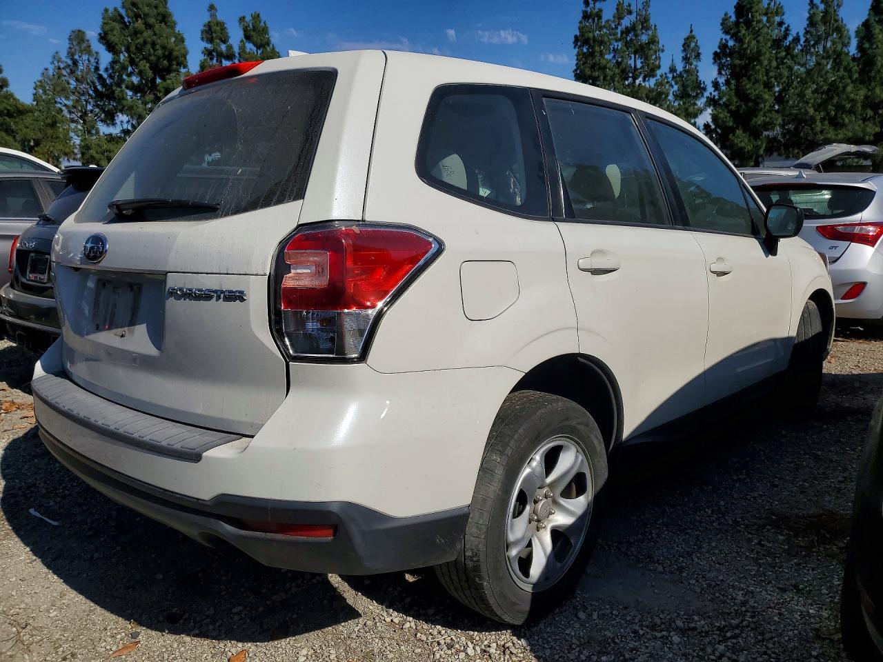 2018 Subaru Forester 2.5i White vin: JF2SJAAC9JH617017