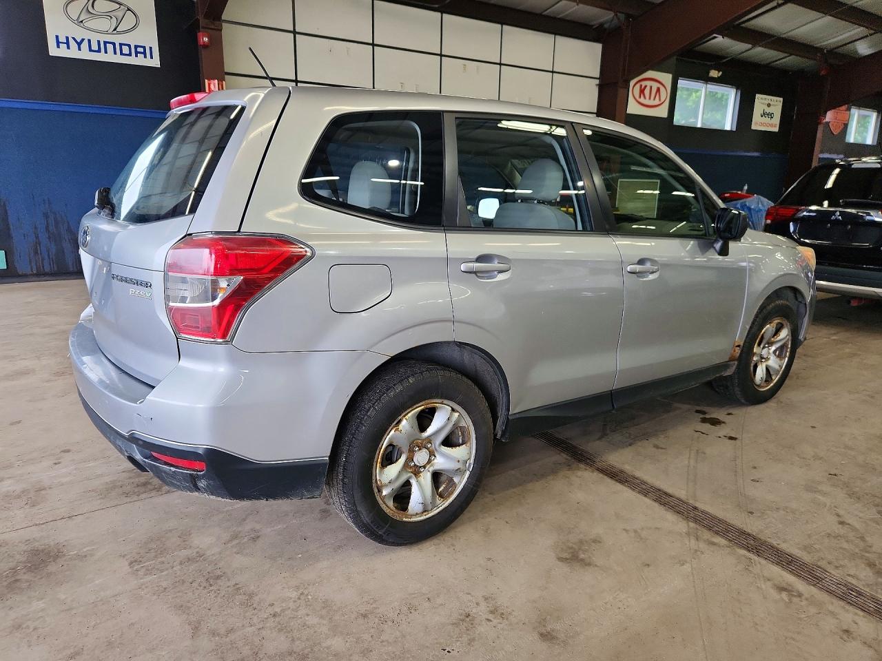2014 Subaru Forester 2.5i Silver vin: JF2SJAACXEG411183