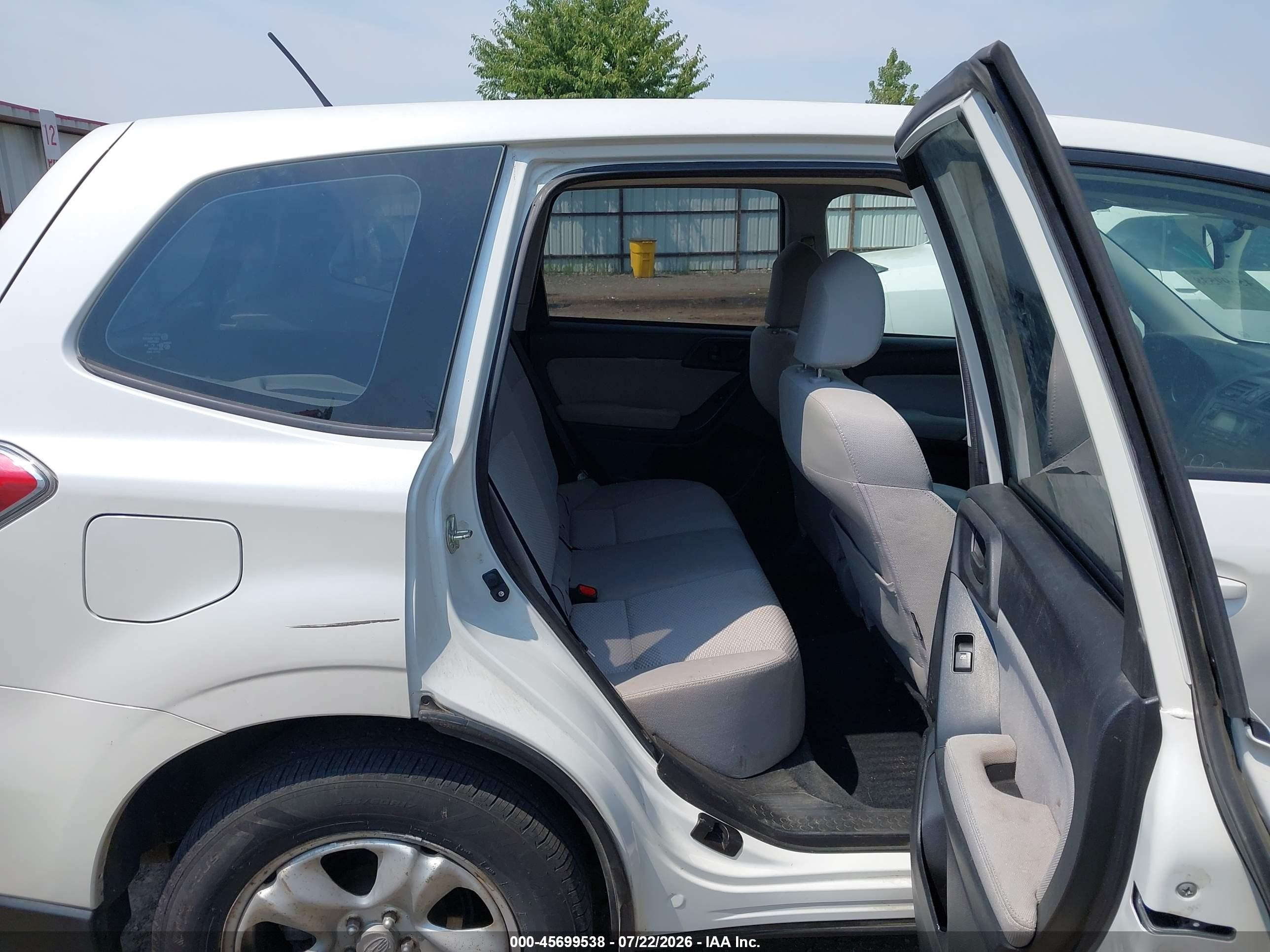 2014 Subaru Forester 2.5i White vin: JF2SJAACXEH461110