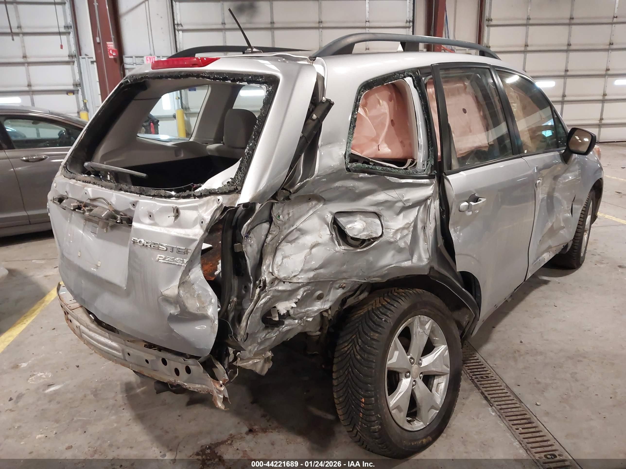2015 Subaru Forester 2.5i Silver vin: JF2SJABC0FH492978