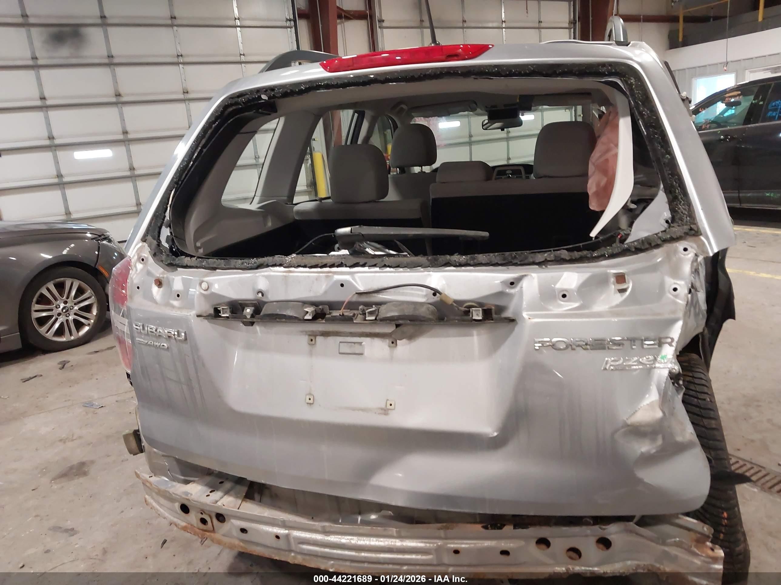 2015 Subaru Forester 2.5i Silver vin: JF2SJABC0FH492978