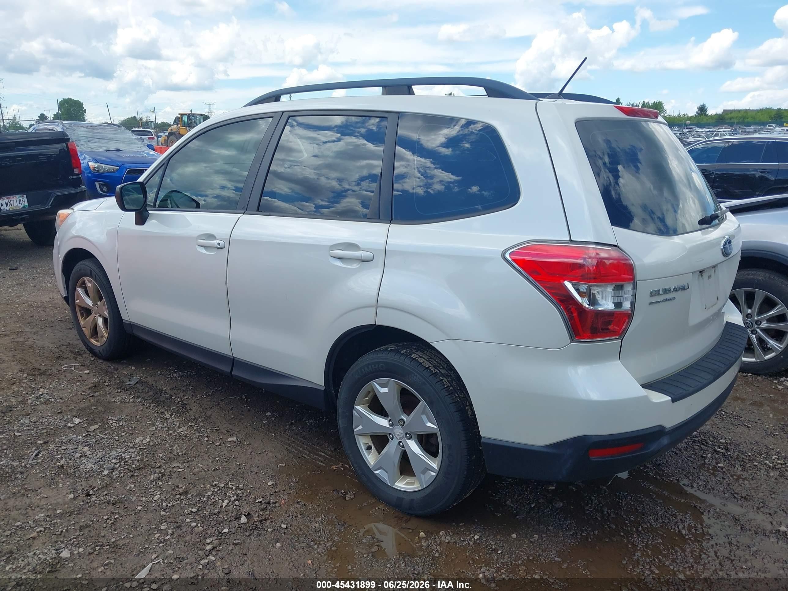 2015 Subaru Forester 2.5i White vin: JF2SJABC0FH514266