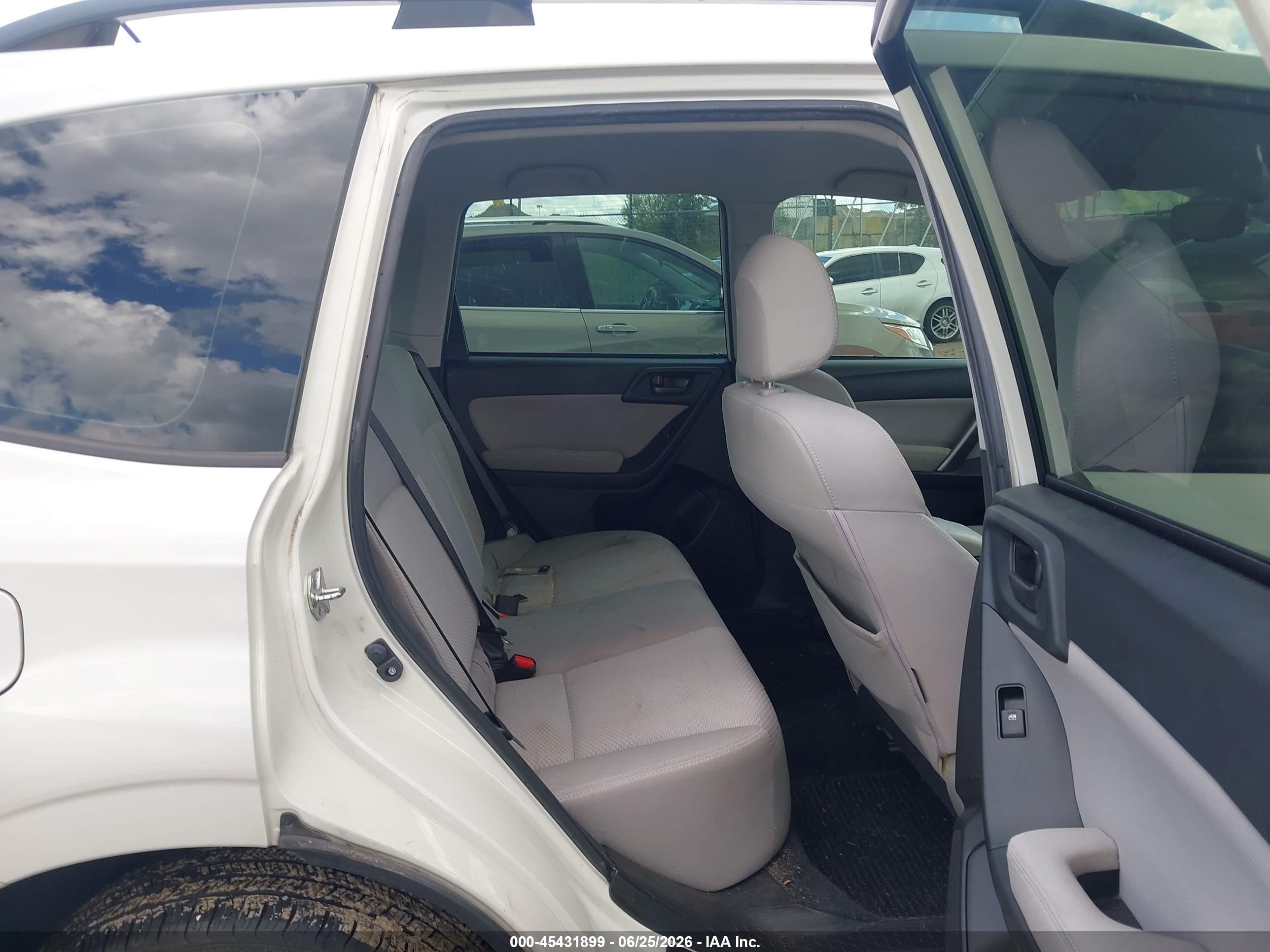 2015 Subaru Forester 2.5i White vin: JF2SJABC0FH514266