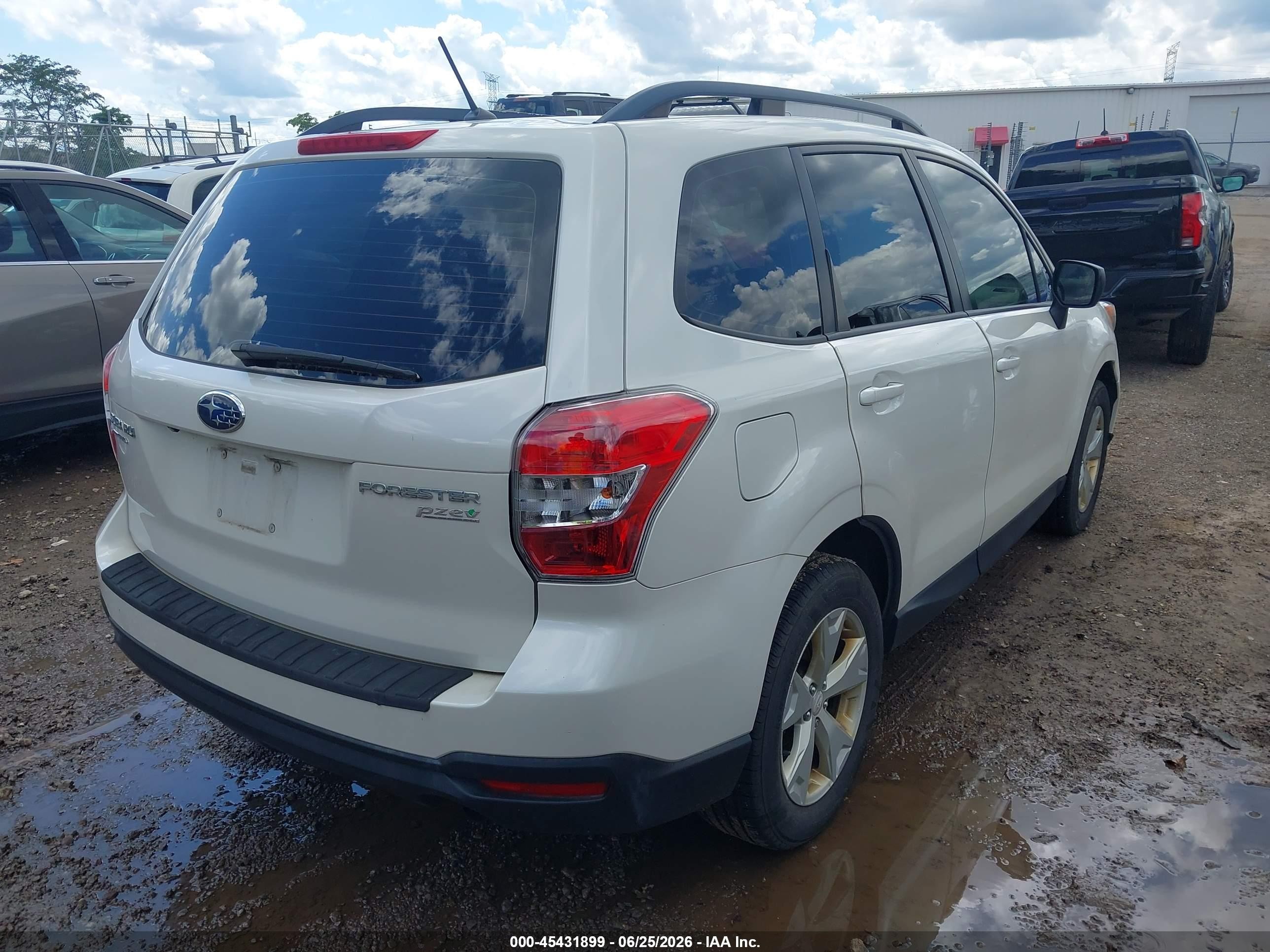 2015 Subaru Forester 2.5i White vin: JF2SJABC0FH514266