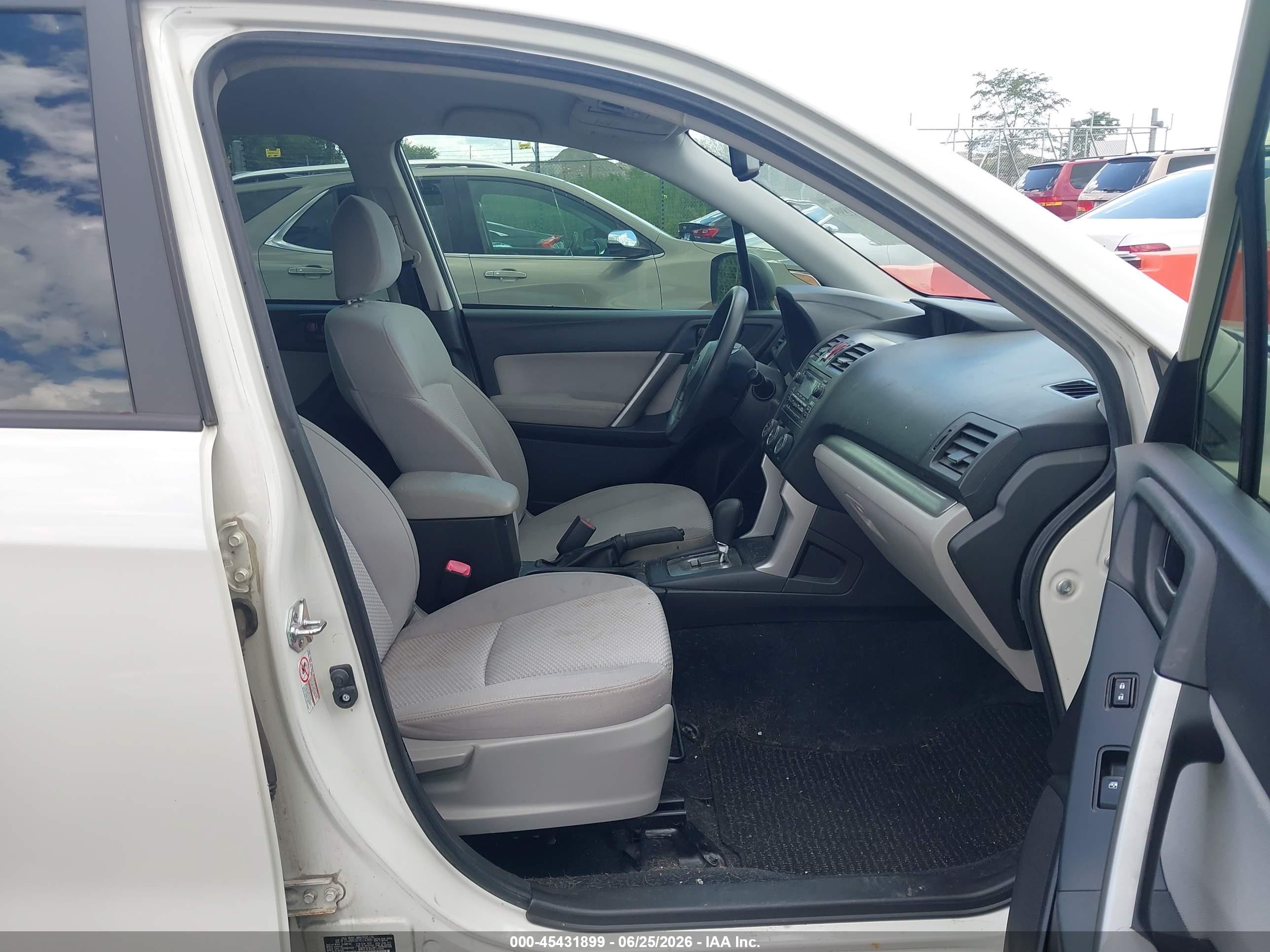 2015 Subaru Forester 2.5i White vin: JF2SJABC0FH514266