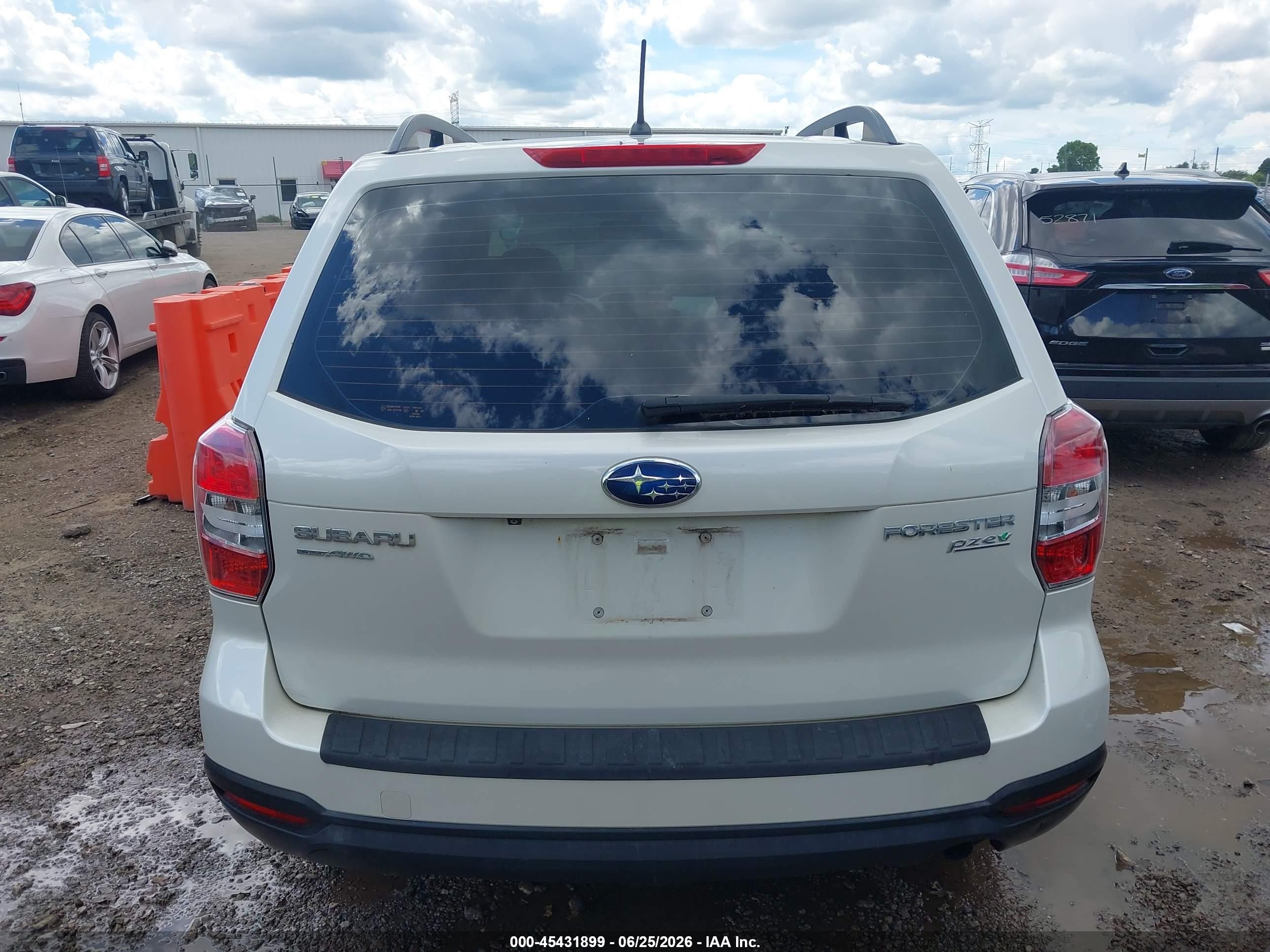 2015 Subaru Forester 2.5i White vin: JF2SJABC0FH514266