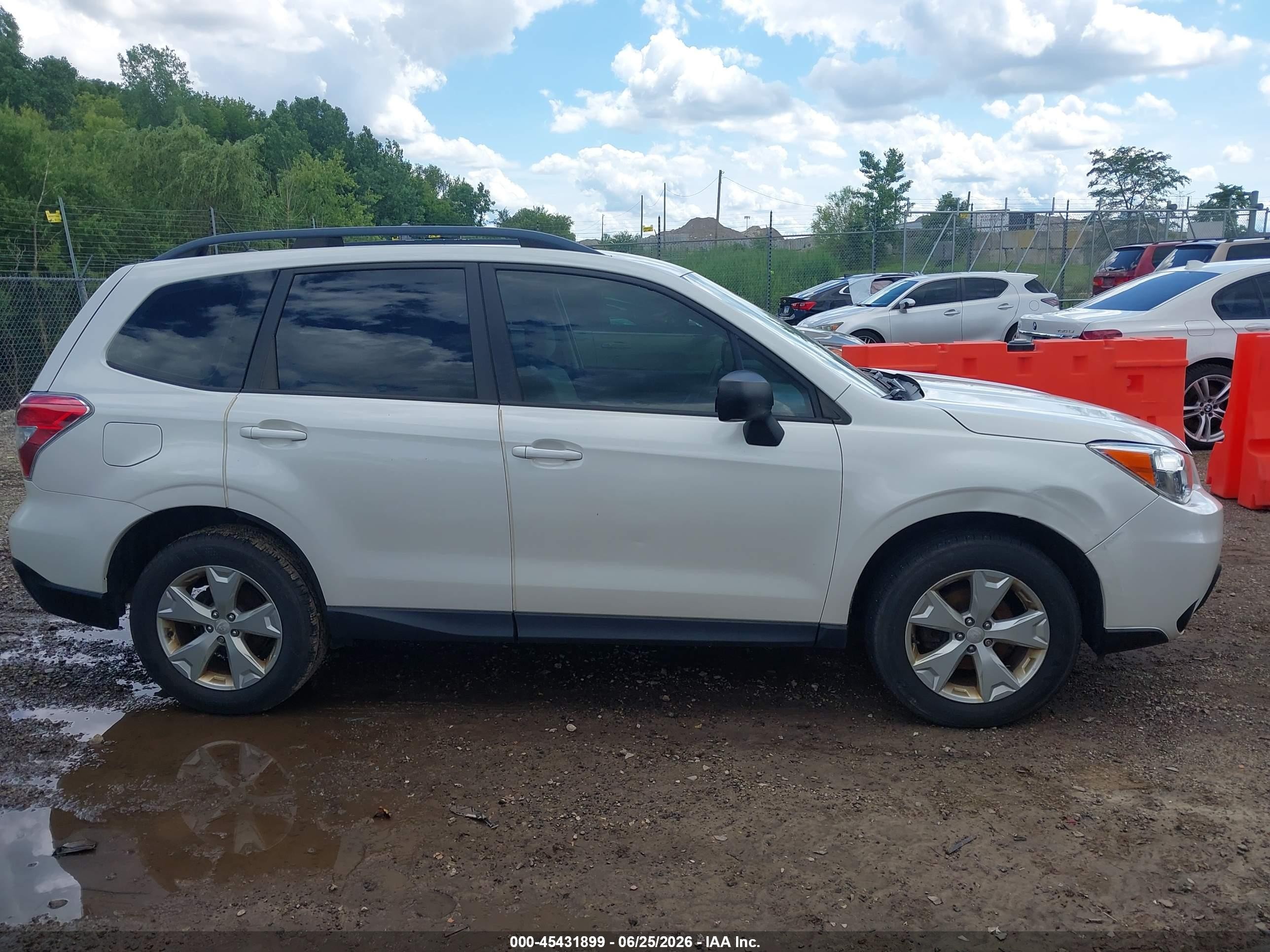 2015 Subaru Forester 2.5i White vin: JF2SJABC0FH514266