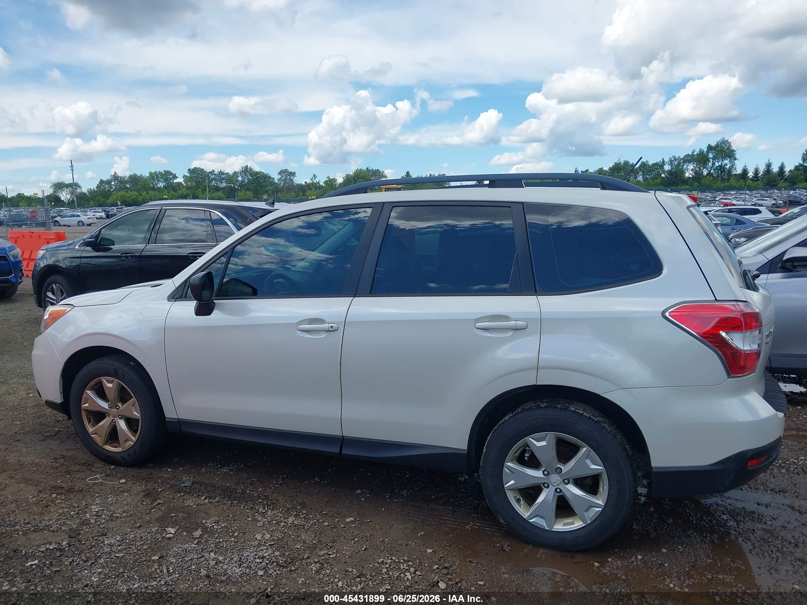 2015 Subaru Forester 2.5i White vin: JF2SJABC0FH514266