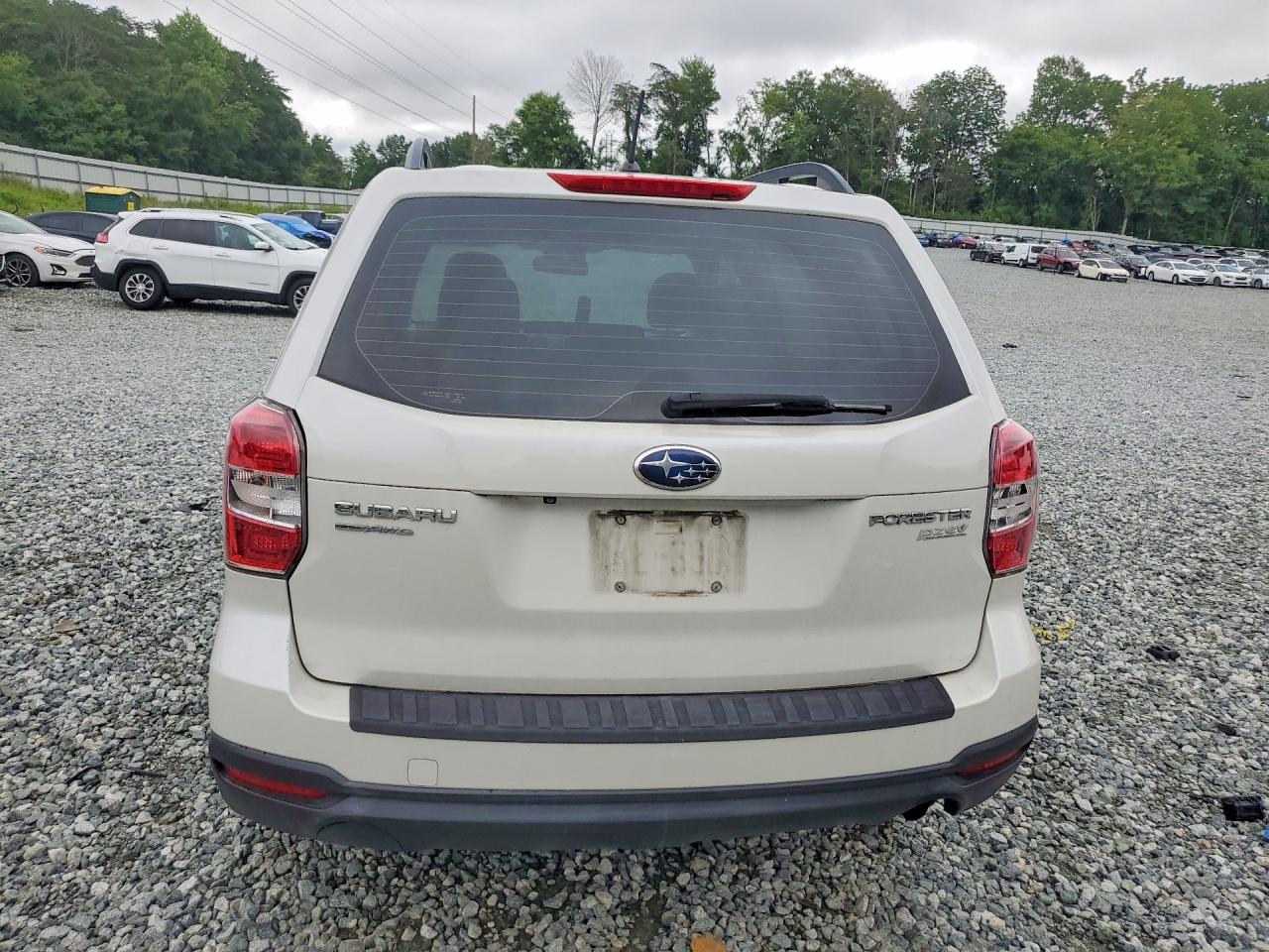 2015 Subaru Forester 2.5i White vin: JF2SJABC0FH572457