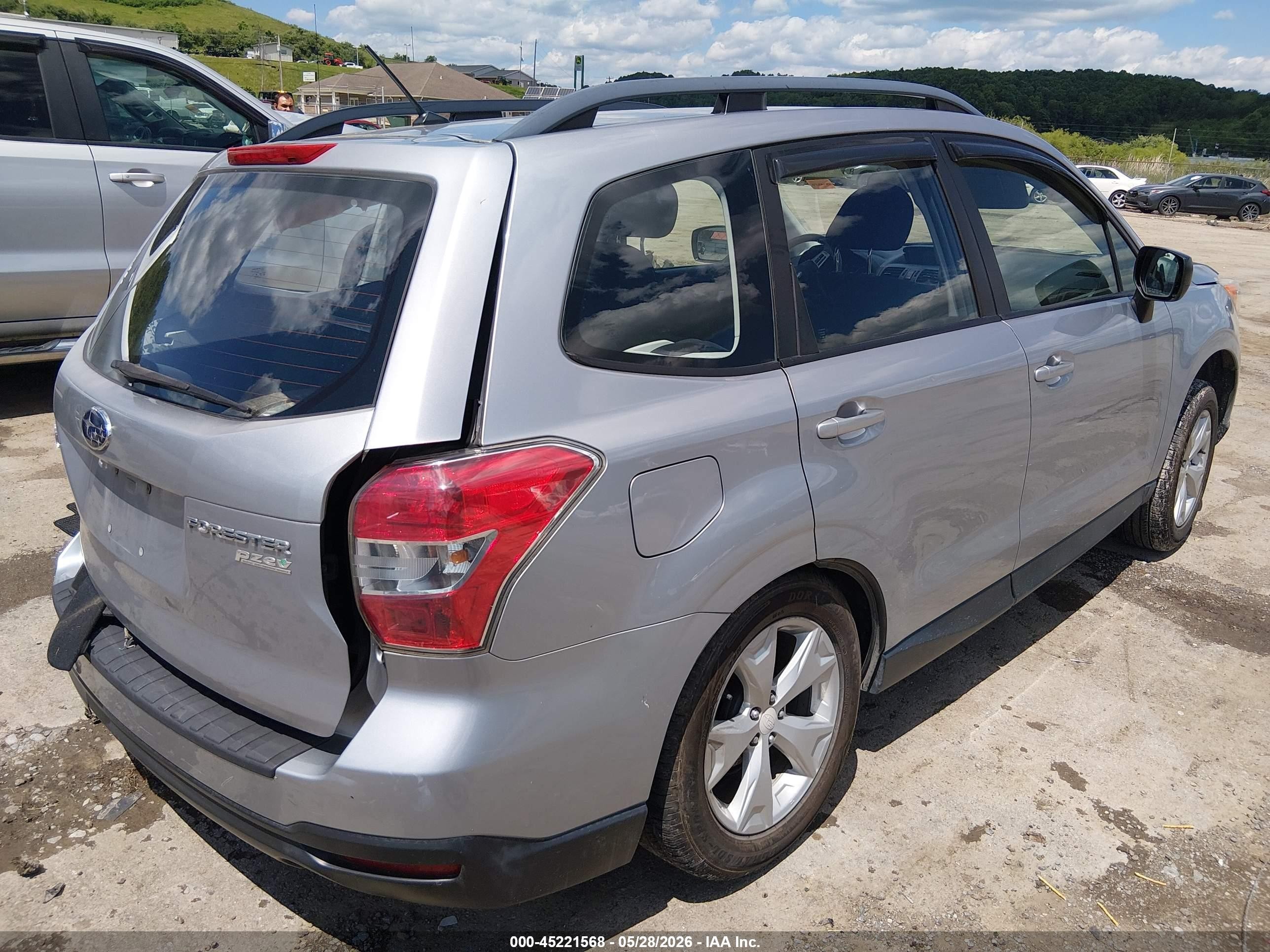 2015 Subaru Forester 2.5i Серебряный vin: JF2SJABC1FH821476