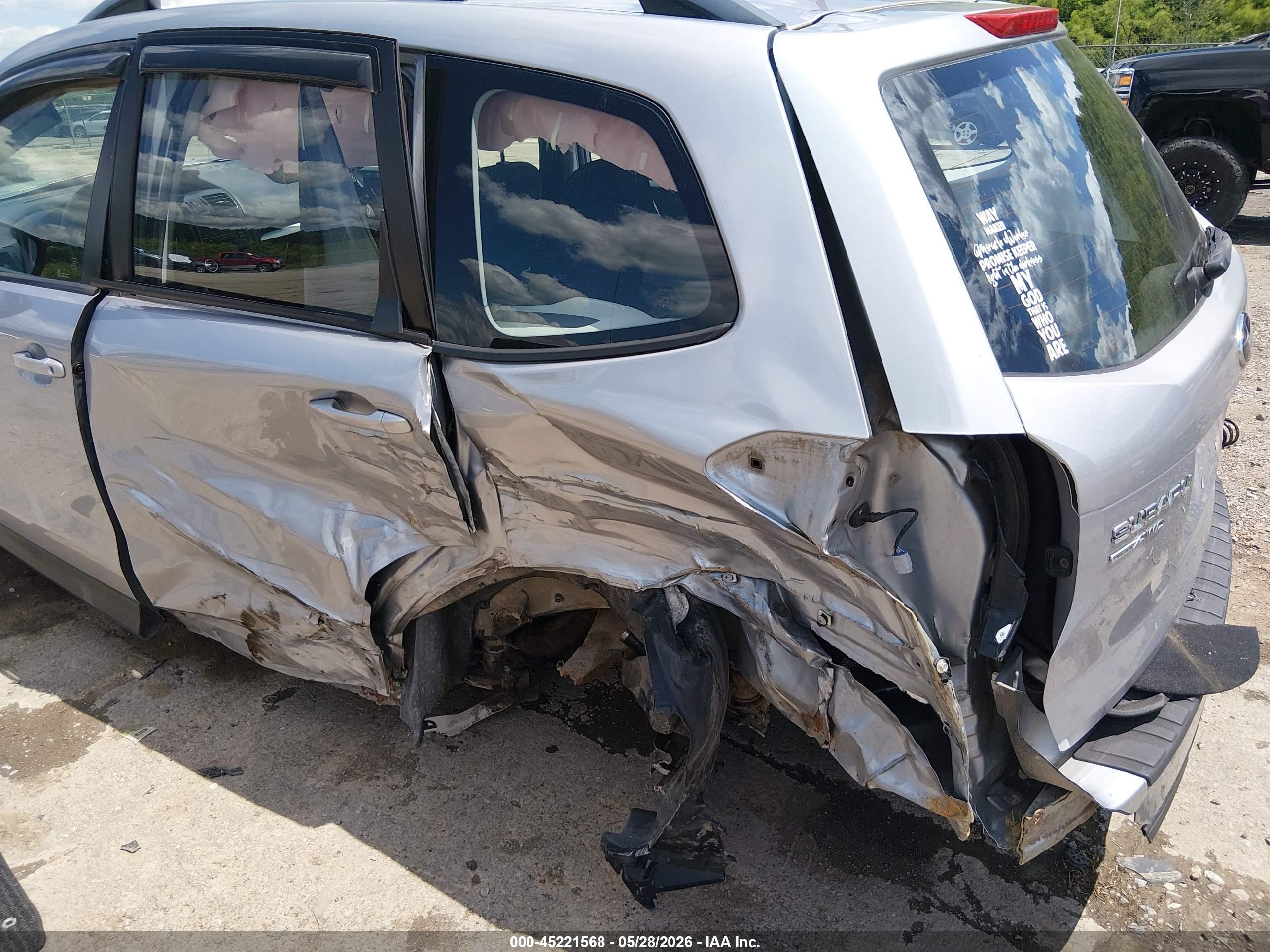 2015 Subaru Forester 2.5i Серебряный vin: JF2SJABC1FH821476