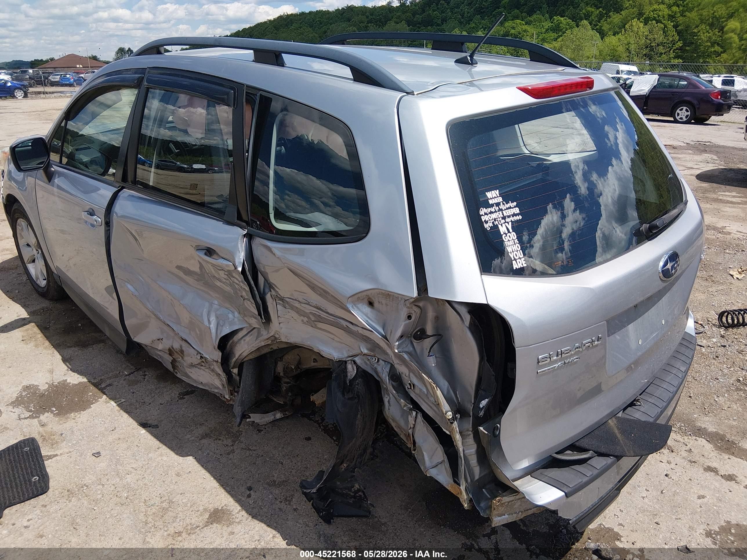 2015 Subaru Forester 2.5i Серебряный vin: JF2SJABC1FH821476