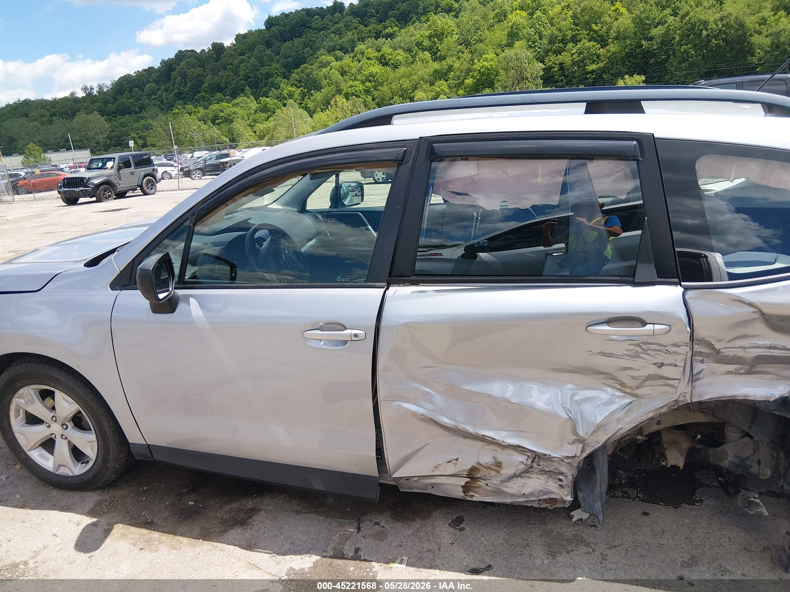 2015 Subaru Forester 2.5i Серебряный vin: JF2SJABC1FH821476
