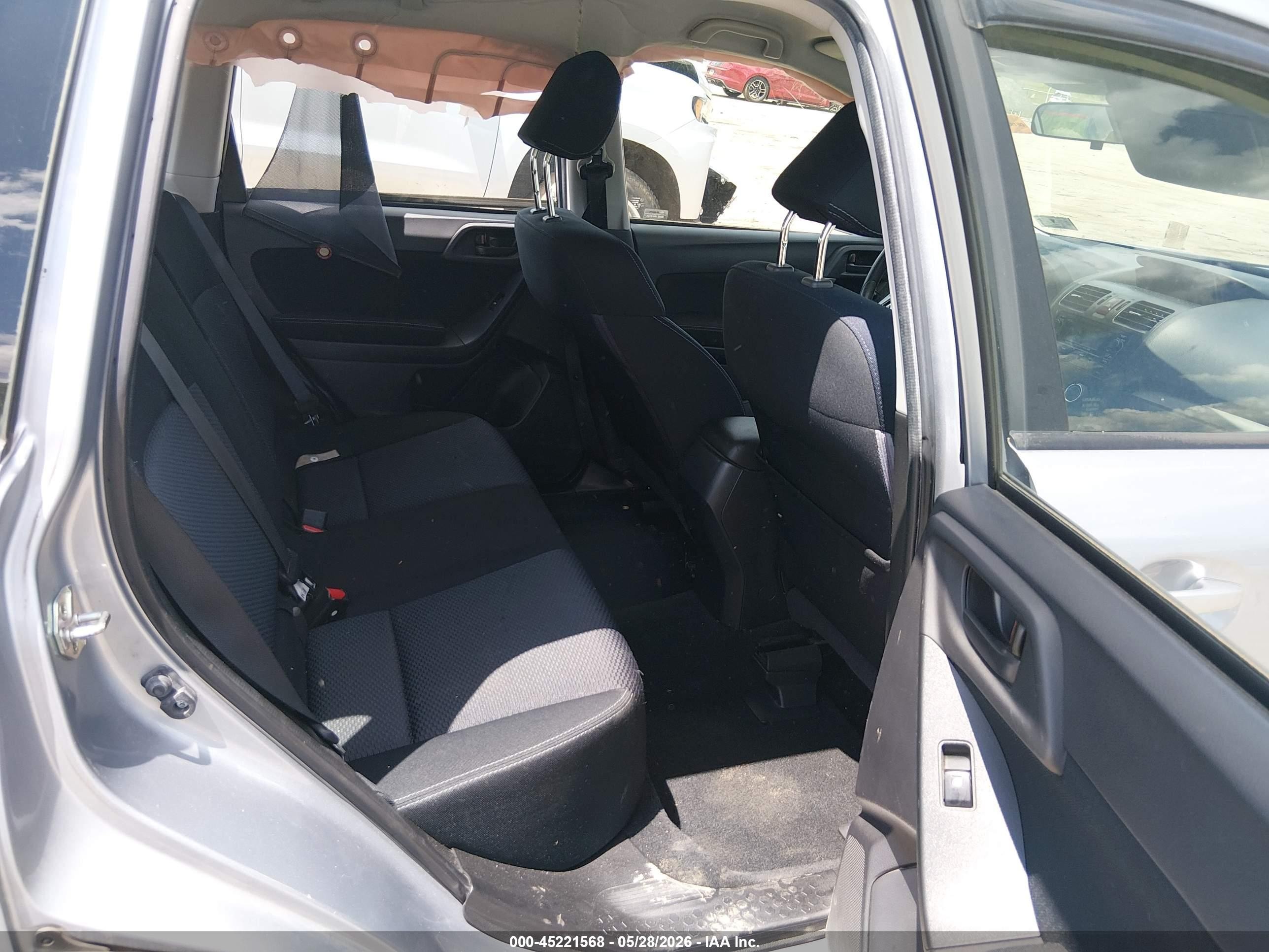 2015 Subaru Forester 2.5i Серебряный vin: JF2SJABC1FH821476