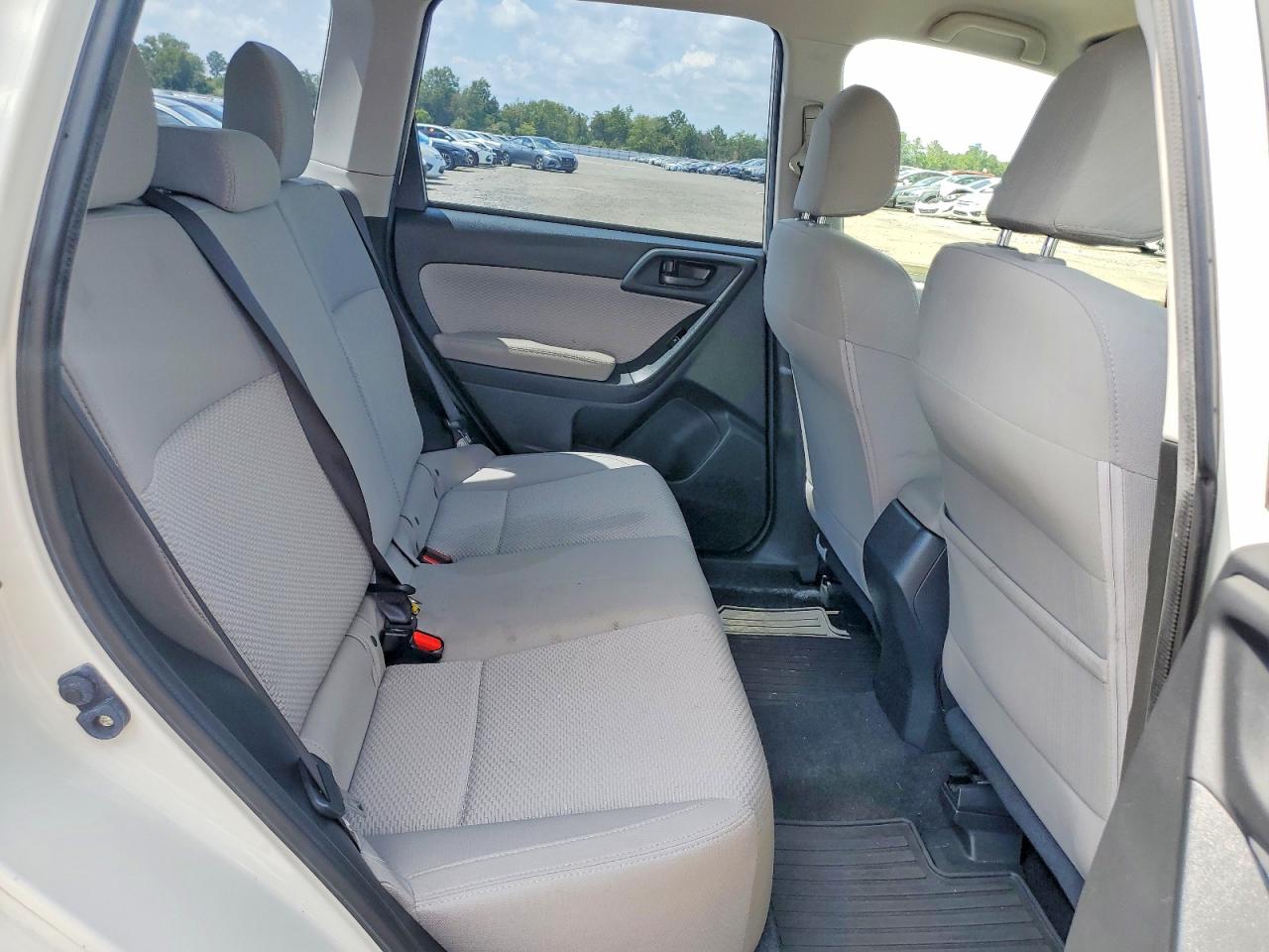 2018 Subaru Forester 2.5i White vin: JF2SJABC2JH417174