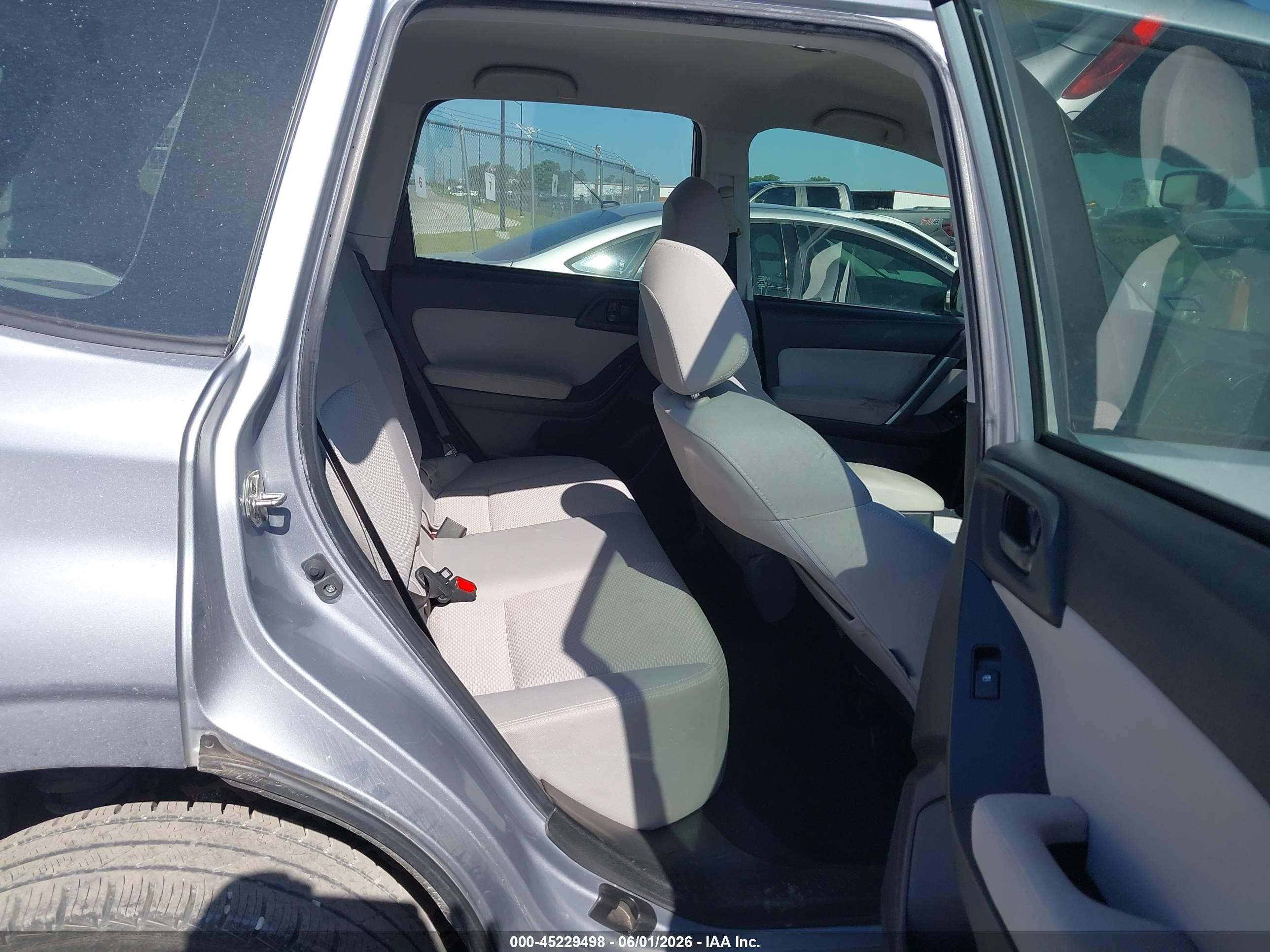 2015 Subaru Forester 2.5i Серебряный vin: JF2SJABC3FH419717