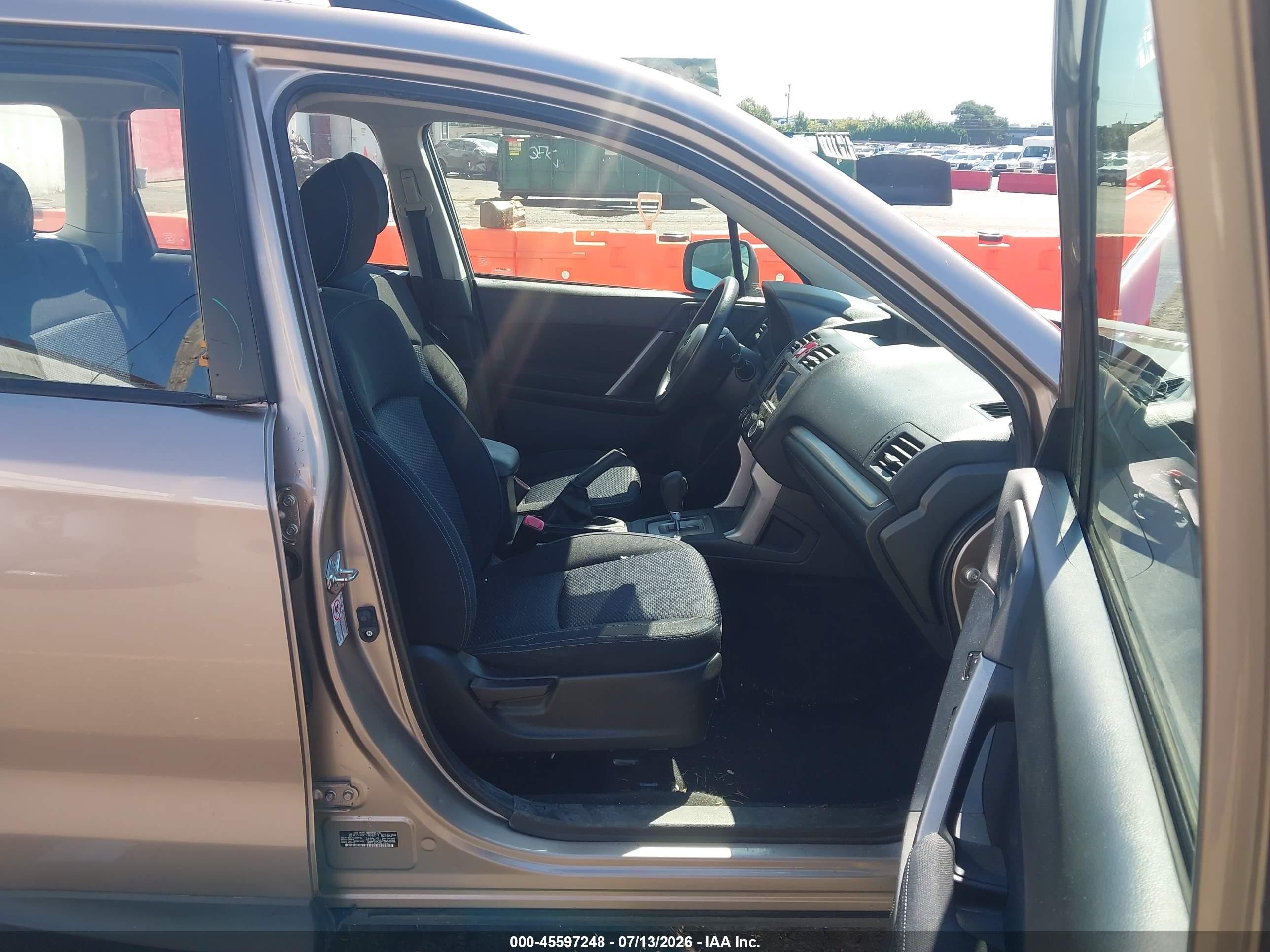 2015 Subaru Forester 2.5i Champagne vin: JF2SJABC3FH832074
