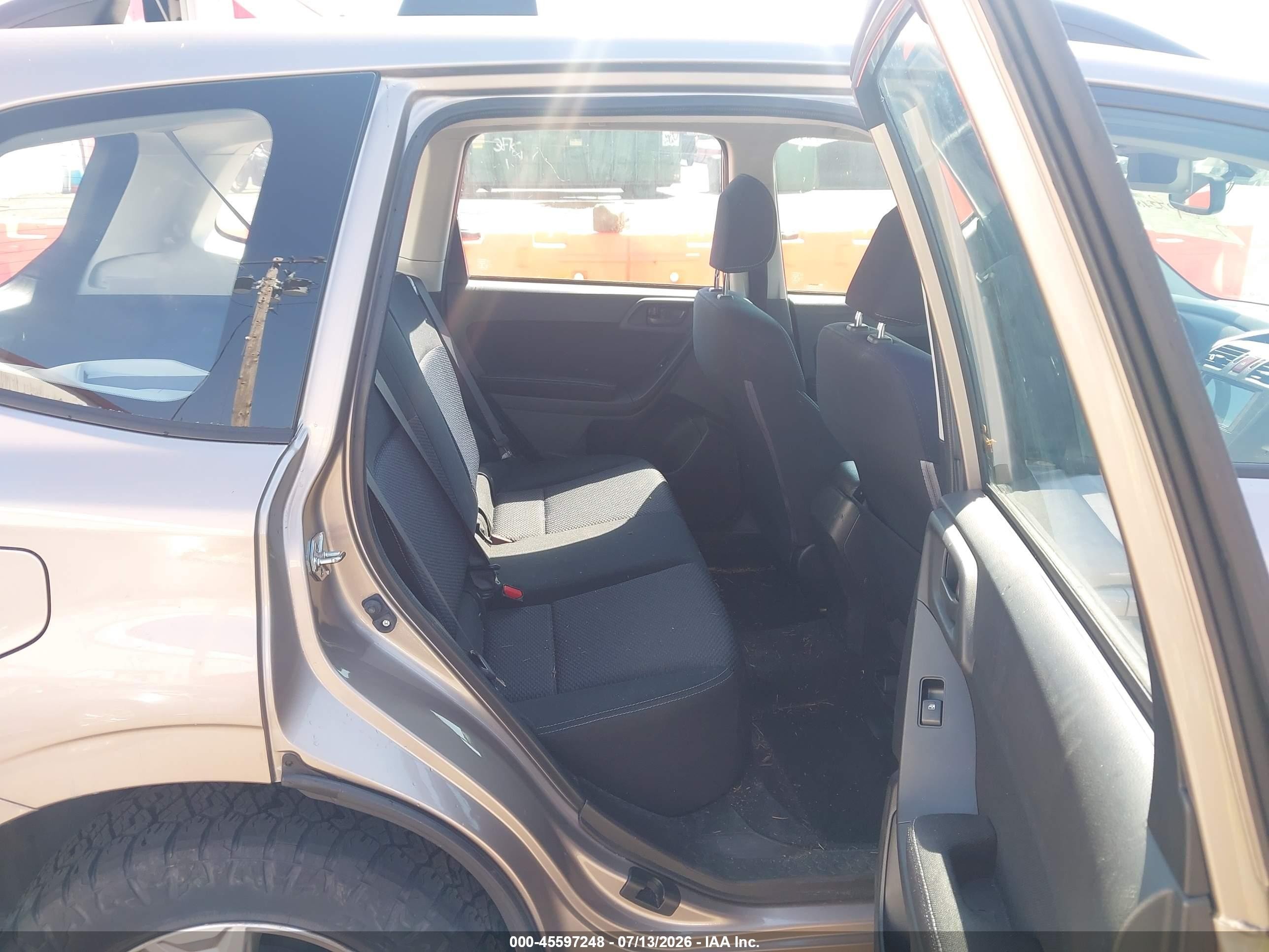 2015 Subaru Forester 2.5i Champagne vin: JF2SJABC3FH832074