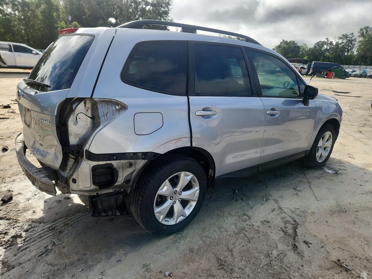 2015 Subaru Forester 2.5i Silver vin: JF2SJABC4FH596096