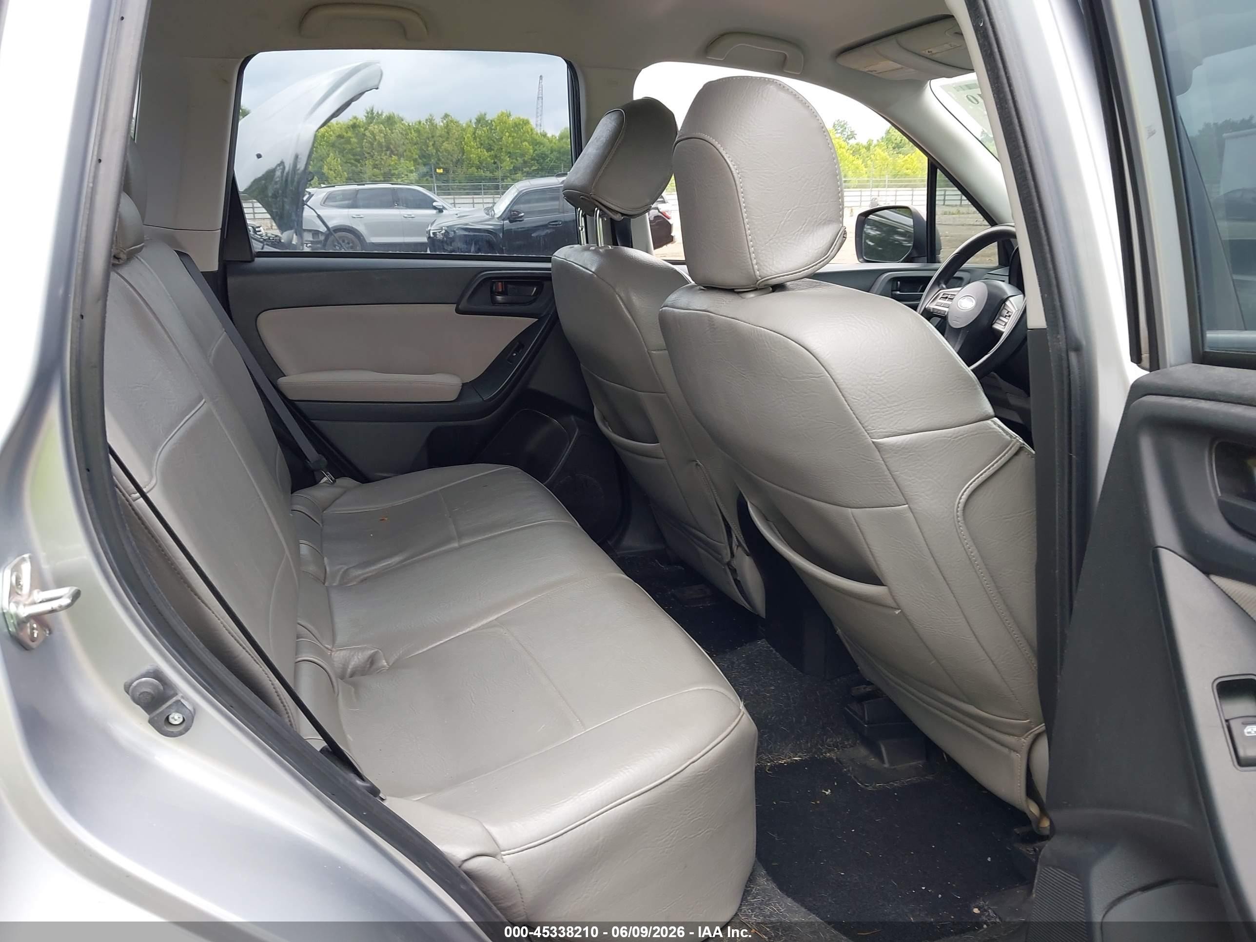 2015 Subaru Forester 2.5i Silver vin: JF2SJABC5FH460172