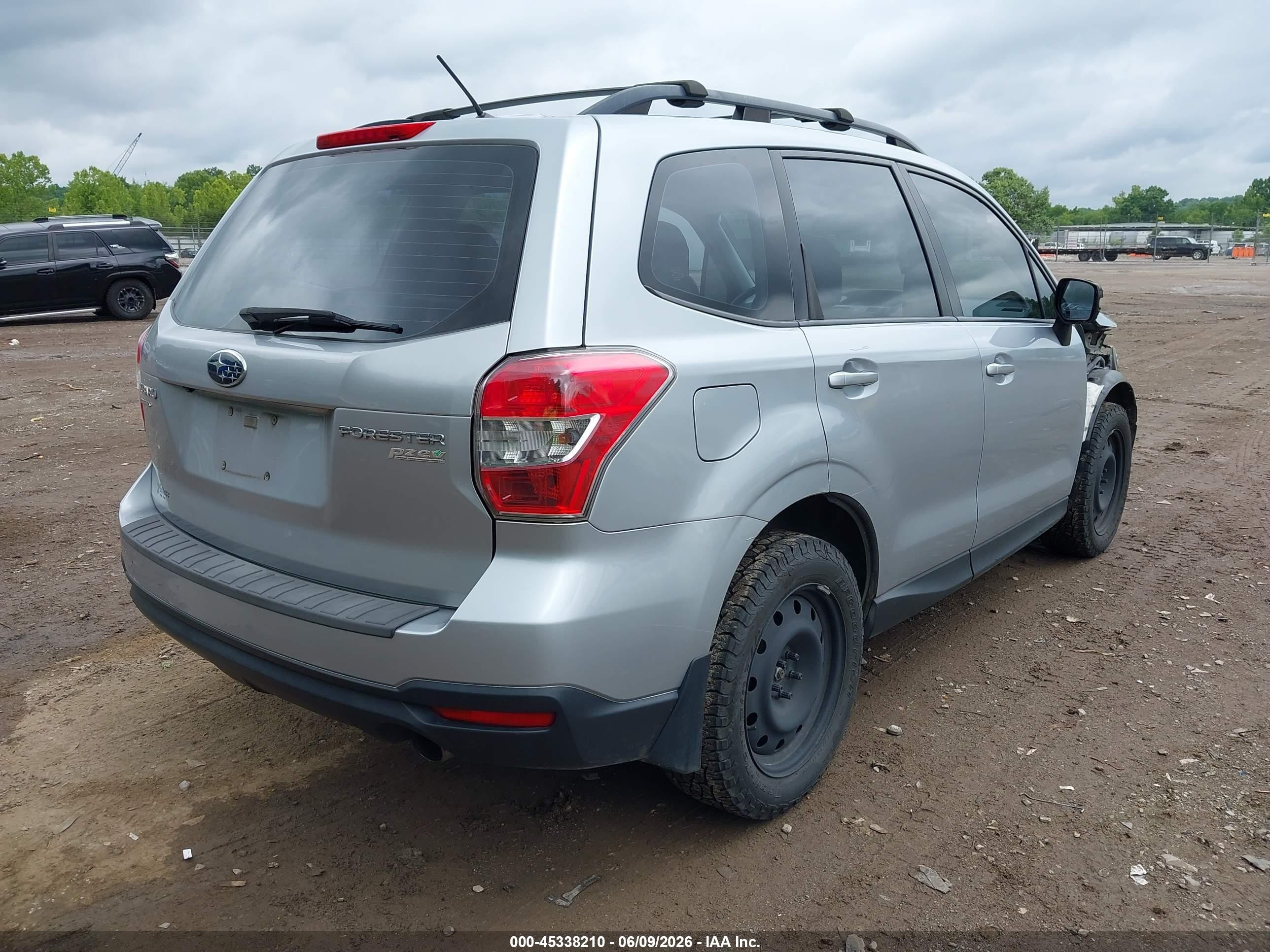2015 Subaru Forester 2.5i Silver vin: JF2SJABC5FH460172