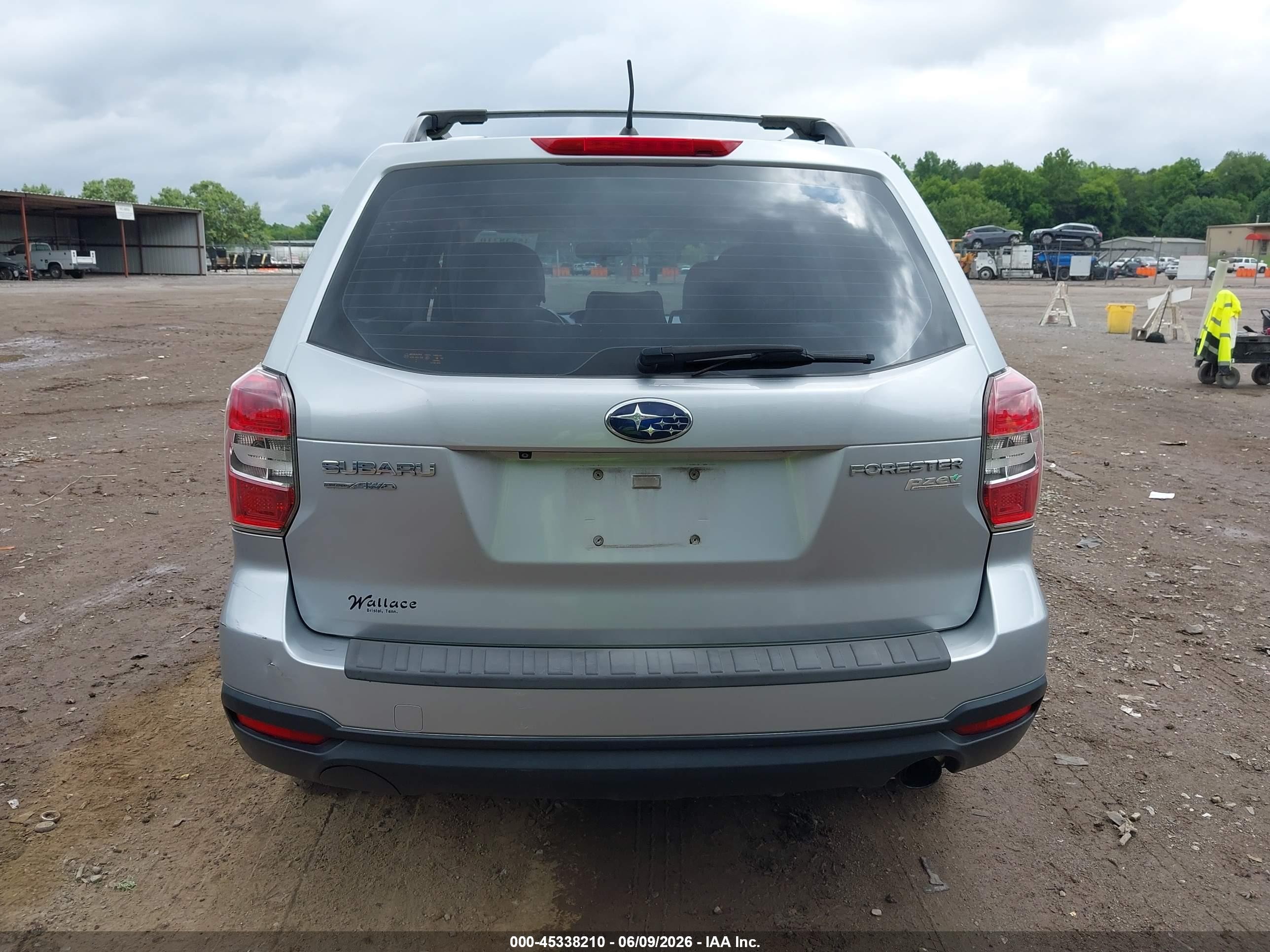 2015 Subaru Forester 2.5i Silver vin: JF2SJABC5FH460172