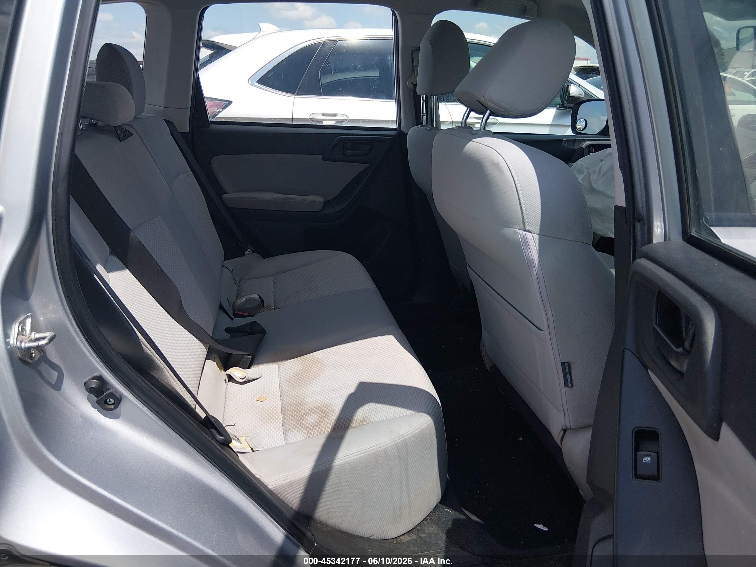 2015 Subaru Forester 2.5i Серебряный vin: JF2SJABC9FH492686