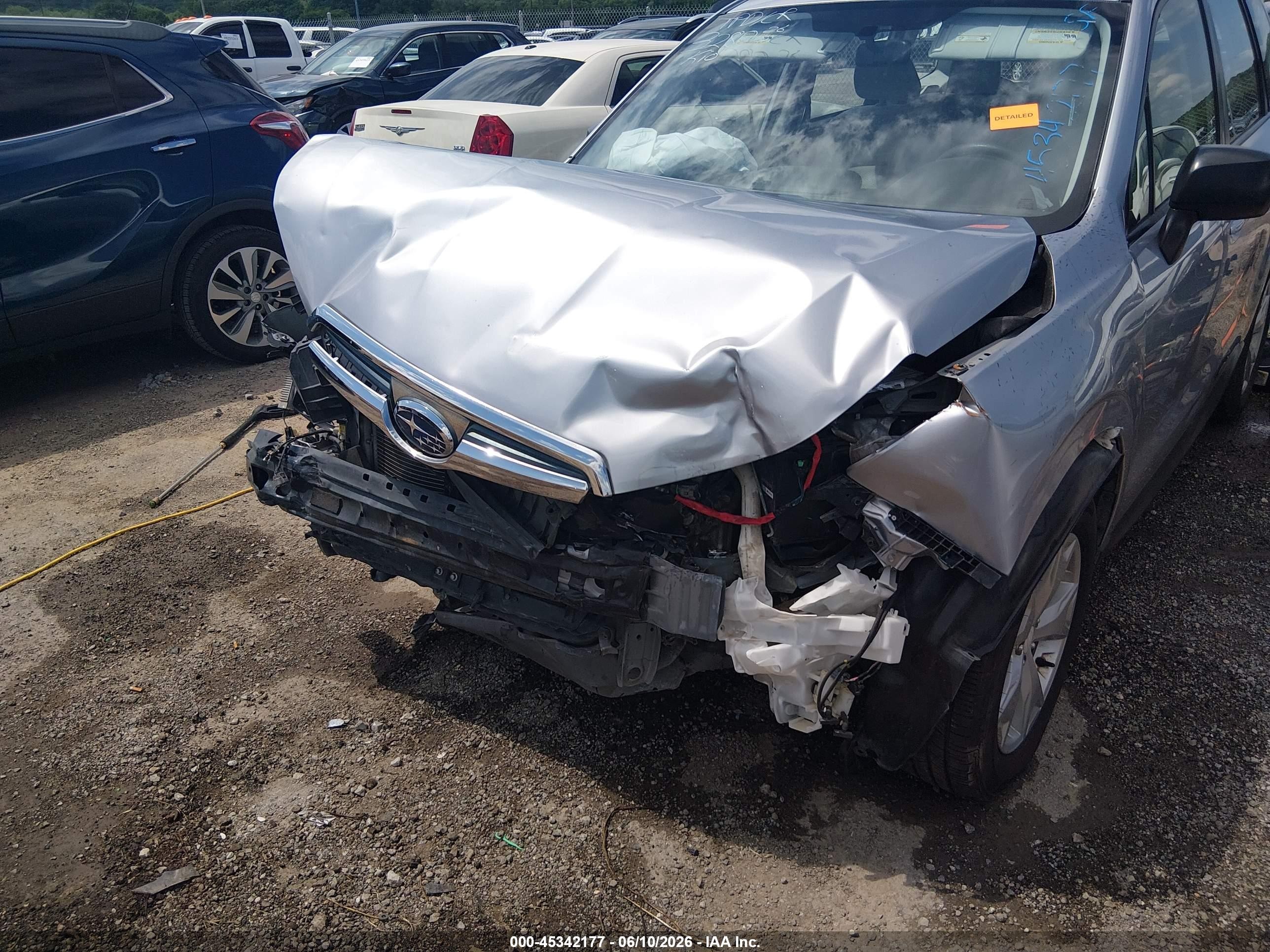2015 Subaru Forester 2.5i Серебряный vin: JF2SJABC9FH492686
