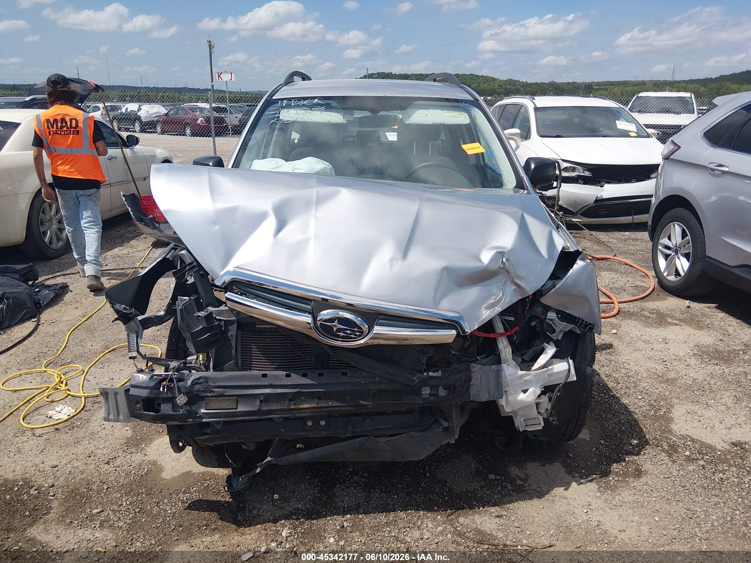 2015 Subaru Forester 2.5i Серебряный vin: JF2SJABC9FH492686
