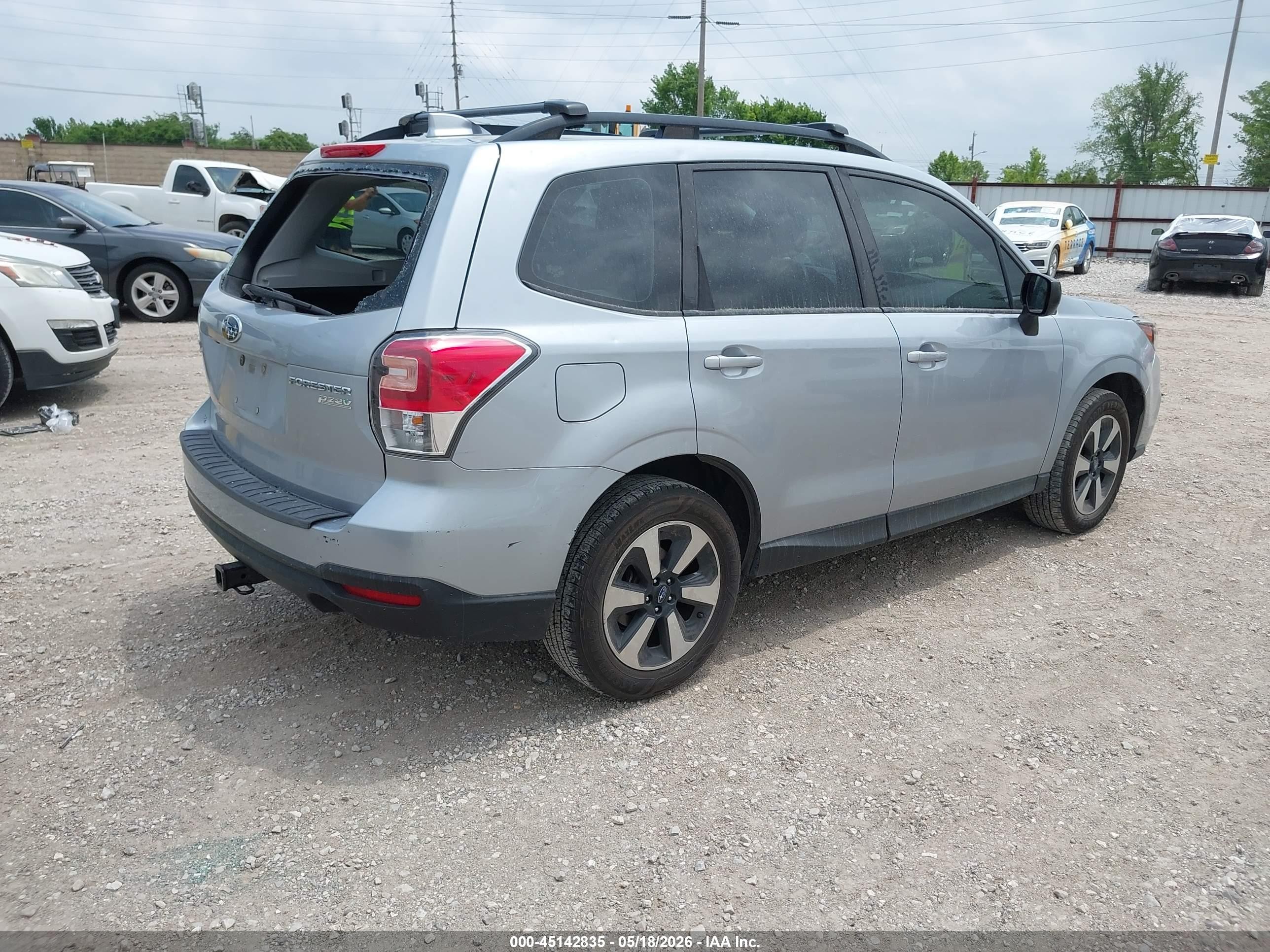 2017 Subaru Forester 2.5i Серебряный vin: JF2SJABCXHH470389