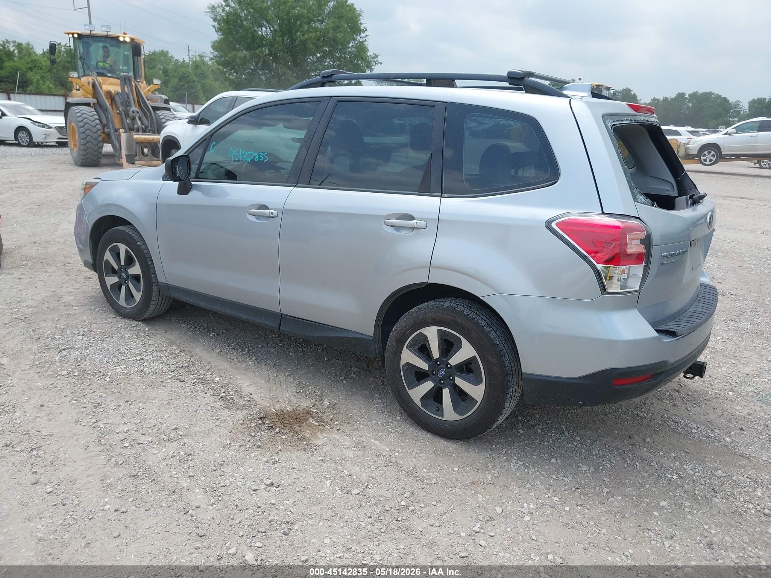 2017 Subaru Forester 2.5i Серебряный vin: JF2SJABCXHH470389
