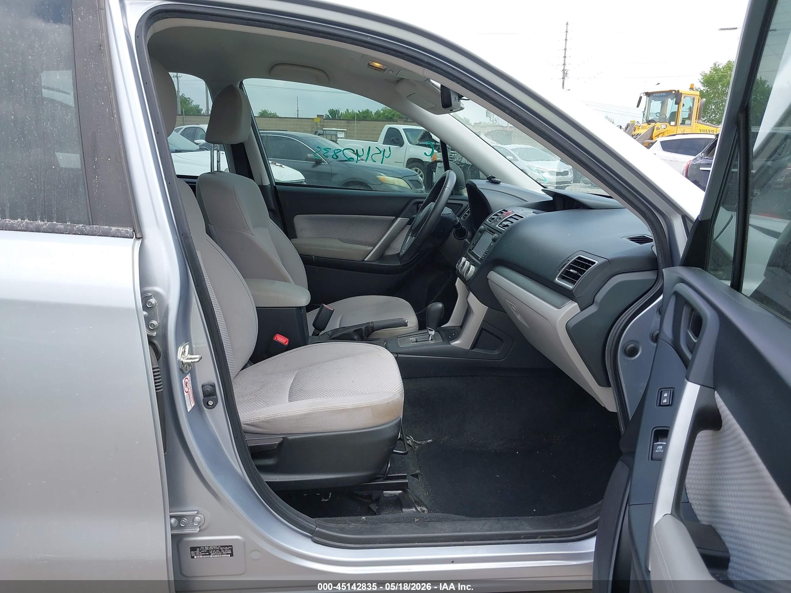 2017 Subaru Forester 2.5i Серебряный vin: JF2SJABCXHH470389