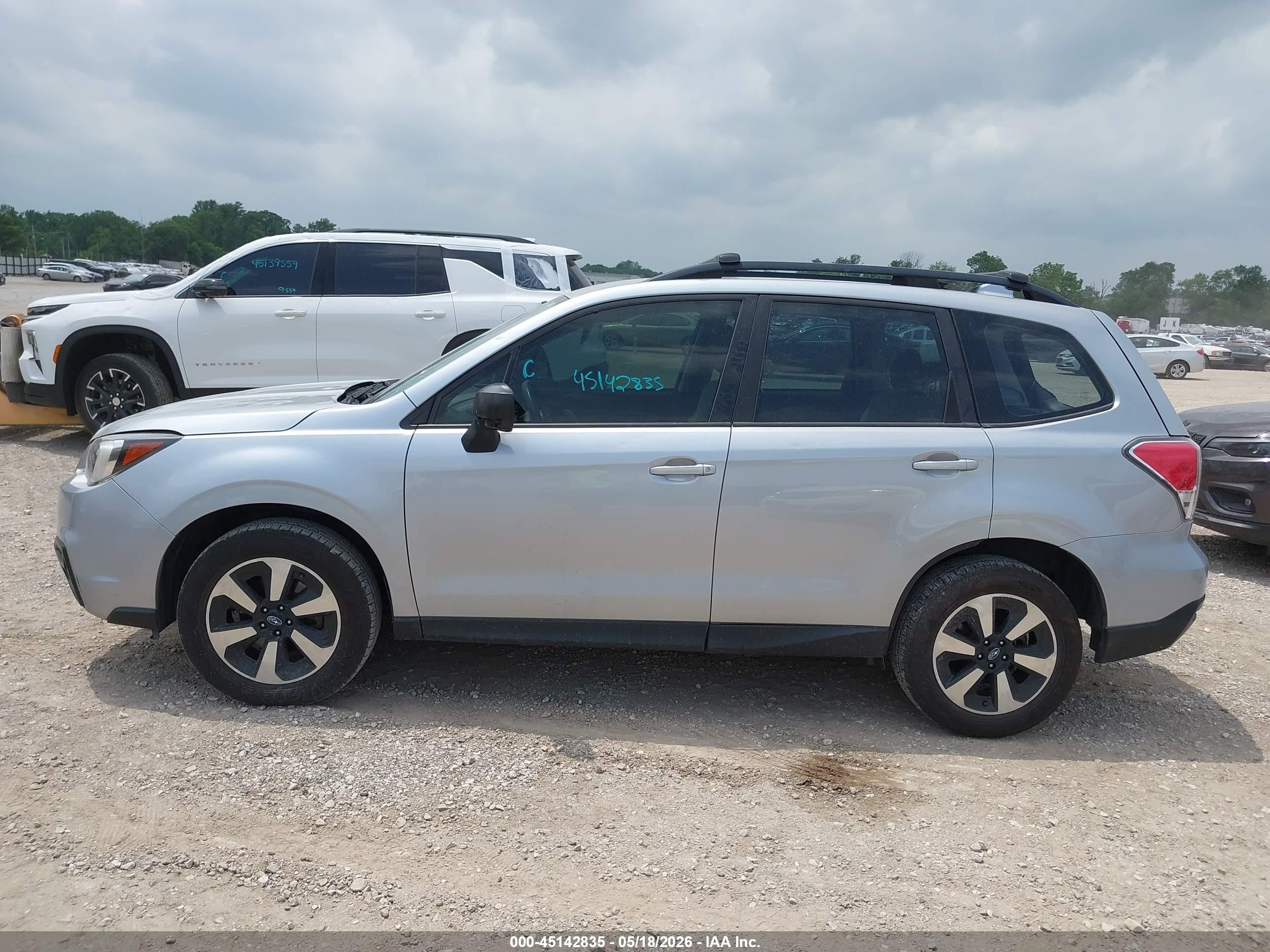 2017 Subaru Forester 2.5i Серебряный vin: JF2SJABCXHH470389