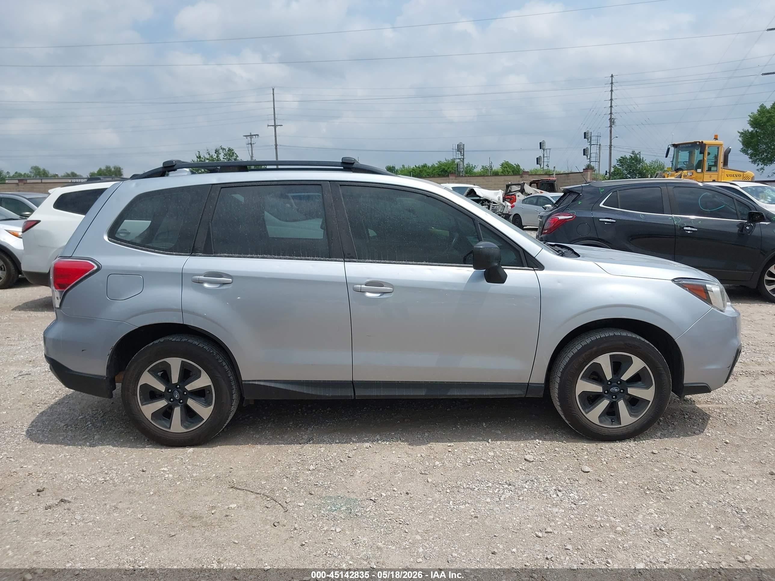 2017 Subaru Forester 2.5i Серебряный vin: JF2SJABCXHH470389