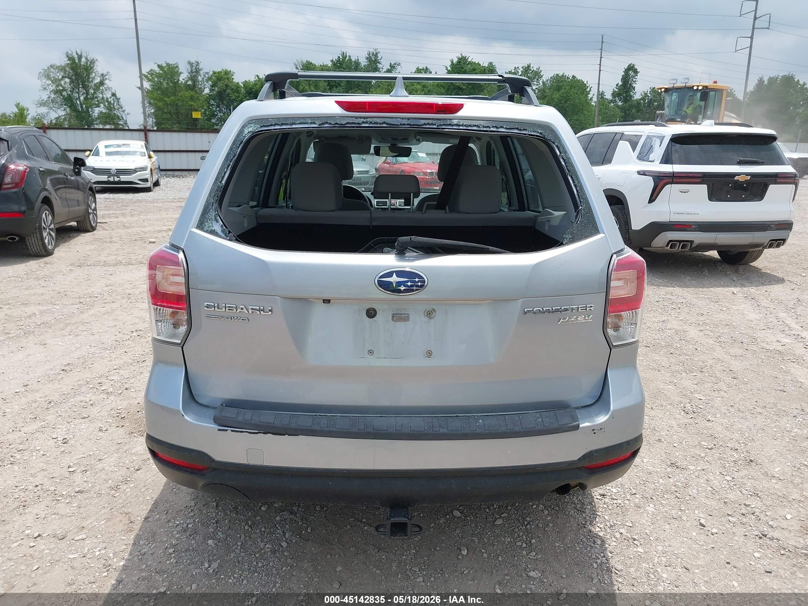 2017 Subaru Forester 2.5i Серебряный vin: JF2SJABCXHH470389