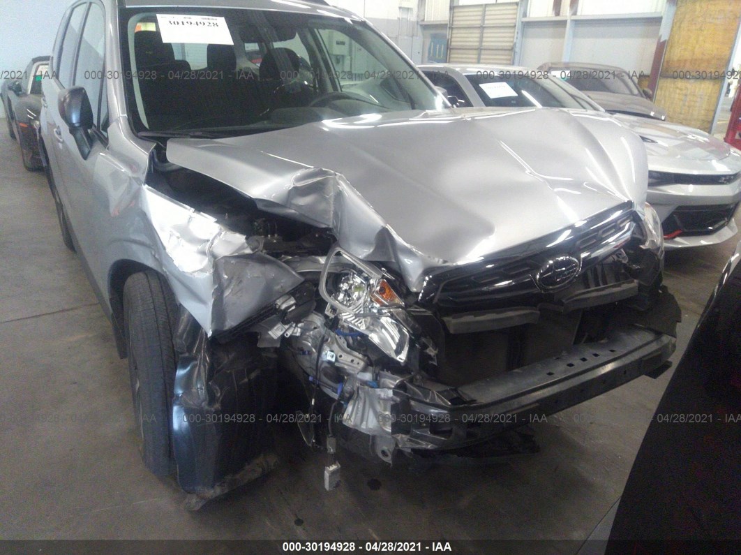 2018 Subaru Forester Silver vin: JF2SJABCXJH544397