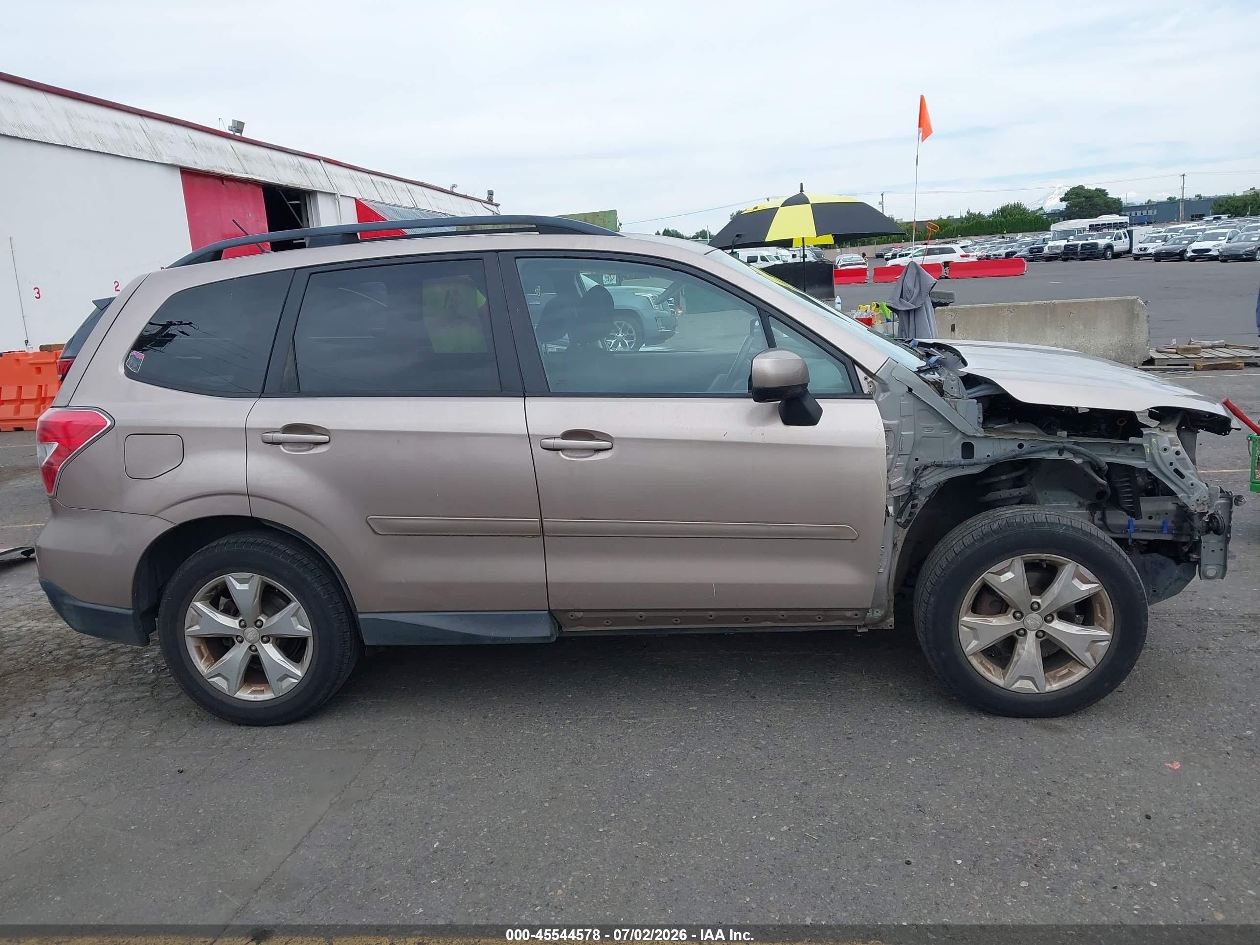 2014 Subaru Forester 2.5i Premium Champagne vin: JF2SJACC2EG403415