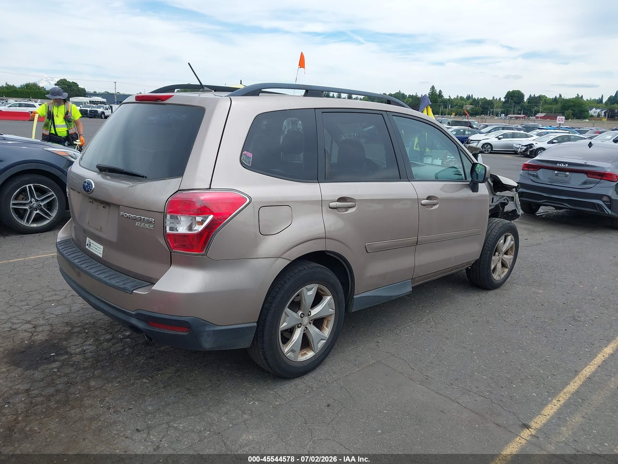 2014 Subaru Forester 2.5i Premium Champagne vin: JF2SJACC2EG403415