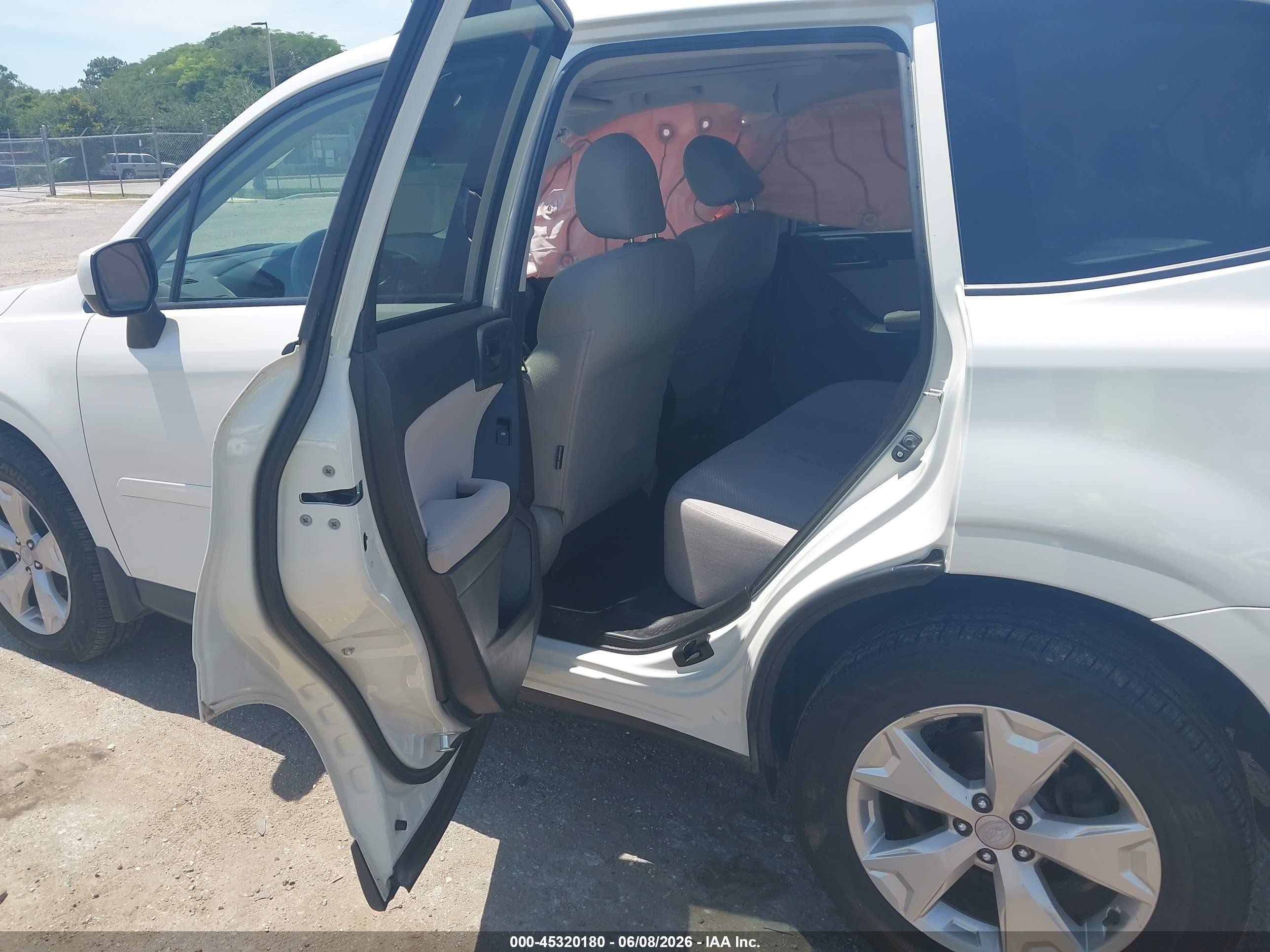 2015 Subaru Forester 2.5i Premium White vin: JF2SJADC0FH805072