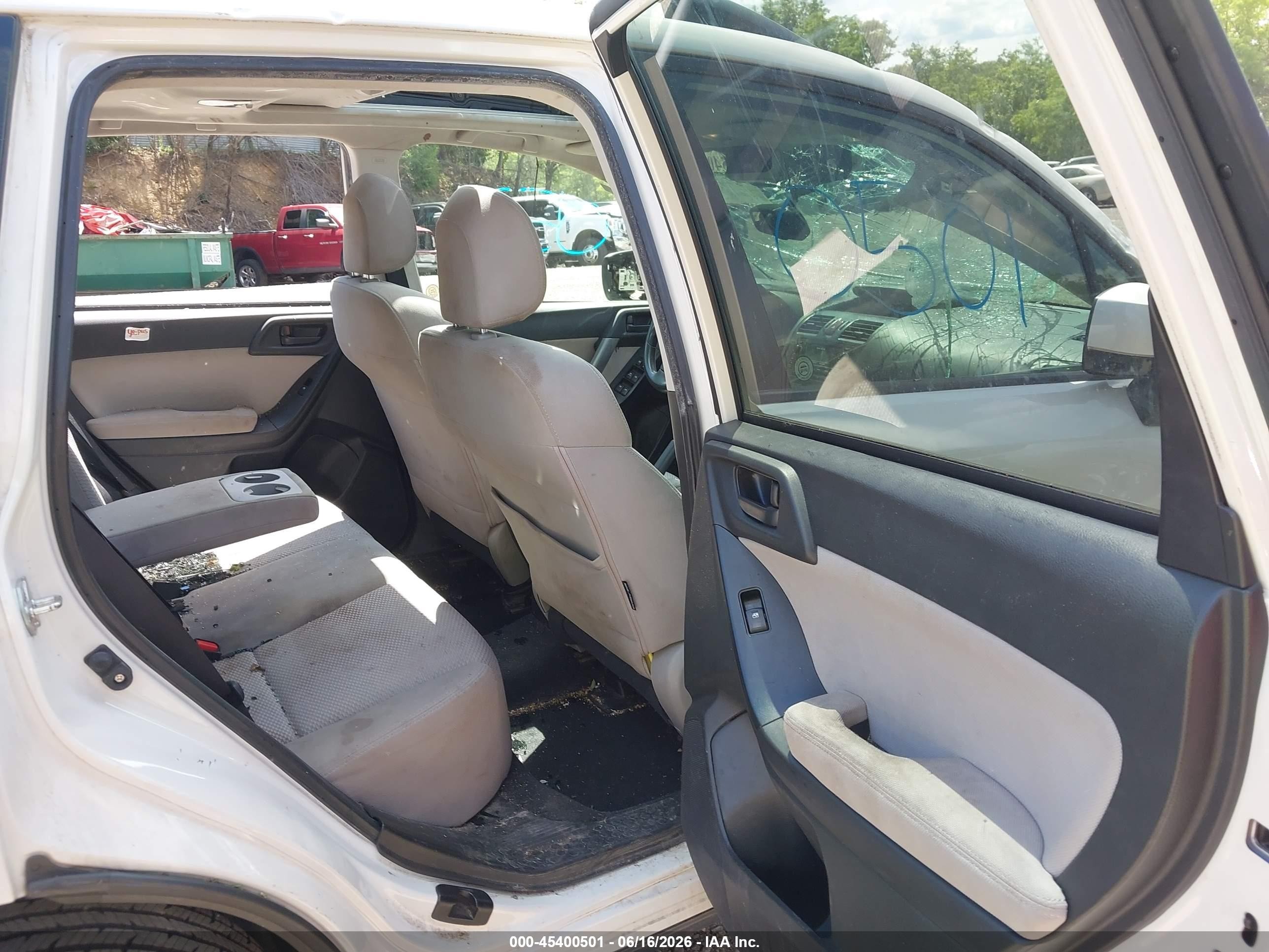 2015 Subaru Forester 2.5i Premium Белый vin: JF2SJADC2FH401903