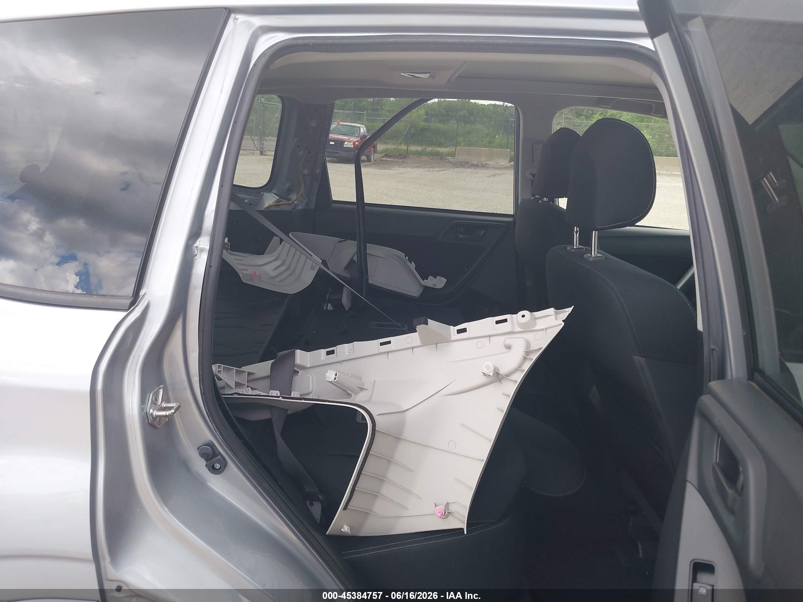 2015 Subaru Forester 2.5i Premium Silver vin: JF2SJADC3FH515201