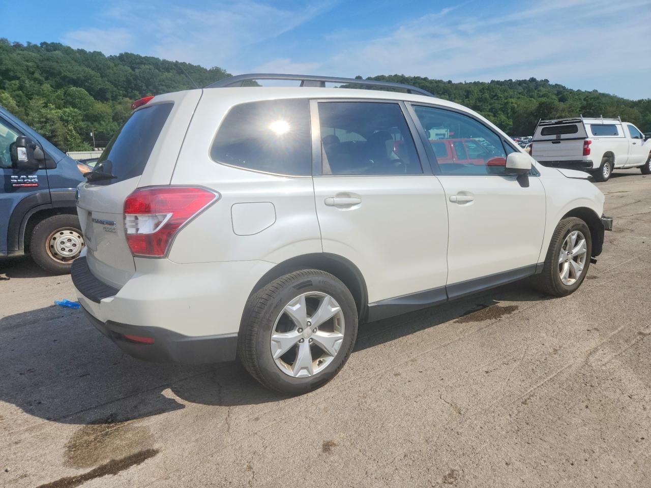 2015 Subaru Forester 2.5i Premium White vin: JF2SJADC5FH415794