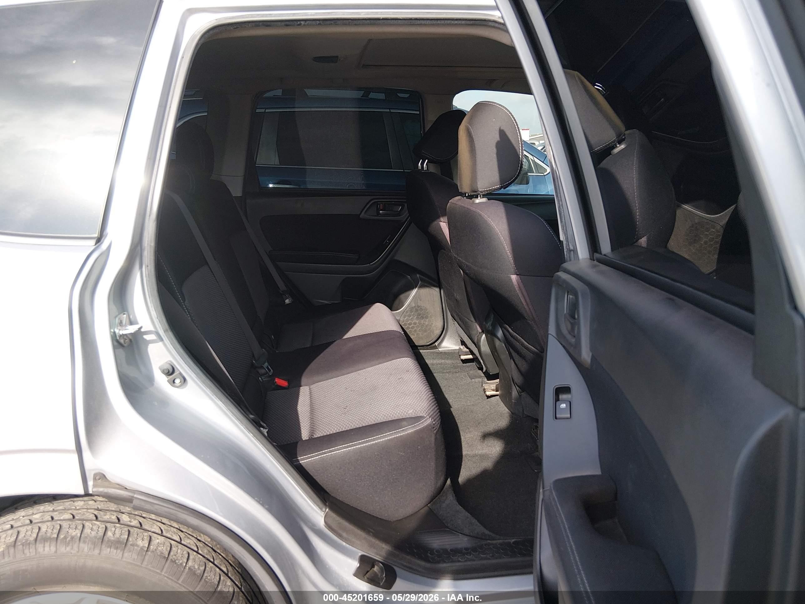 2015 Subaru Forester 2.5i Premium Silver vin: JF2SJADC6FH400785